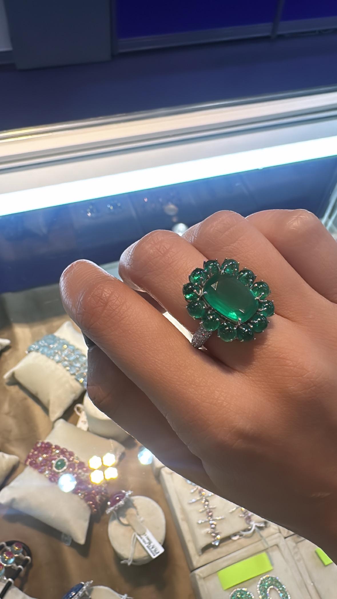 Set in 18K Gold, 10.16 carats, natural Zambian Emerald & Diamonds Cocktail Ring For Sale 2