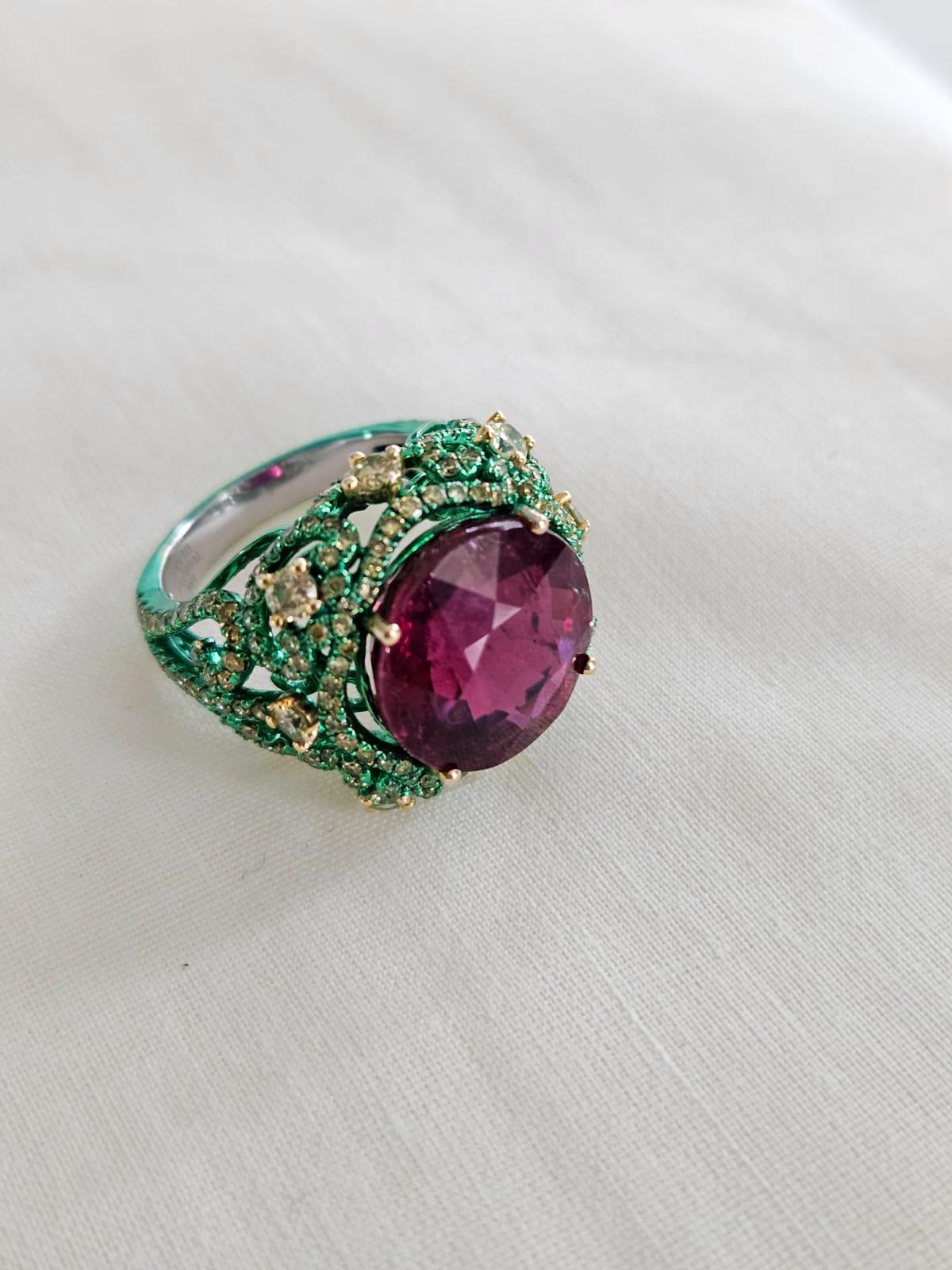 Round Cut Set in 18K Gold, 10.21 carats Tourmaline & Yellow Diamonds Engagement Ring For Sale