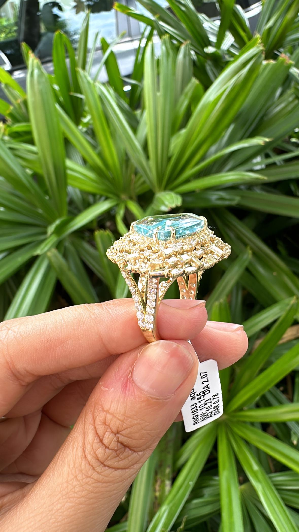 Un bellissimo anello da cocktail con acquamarina, unico nel suo genere, incastonato in oro giallo 18 carati e diamanti naturali. Il peso dell'acquamarina è di 10.23 carati. Il peso complessivo dei diamanti è di 2,85 carati. Il peso netto dell'oro
