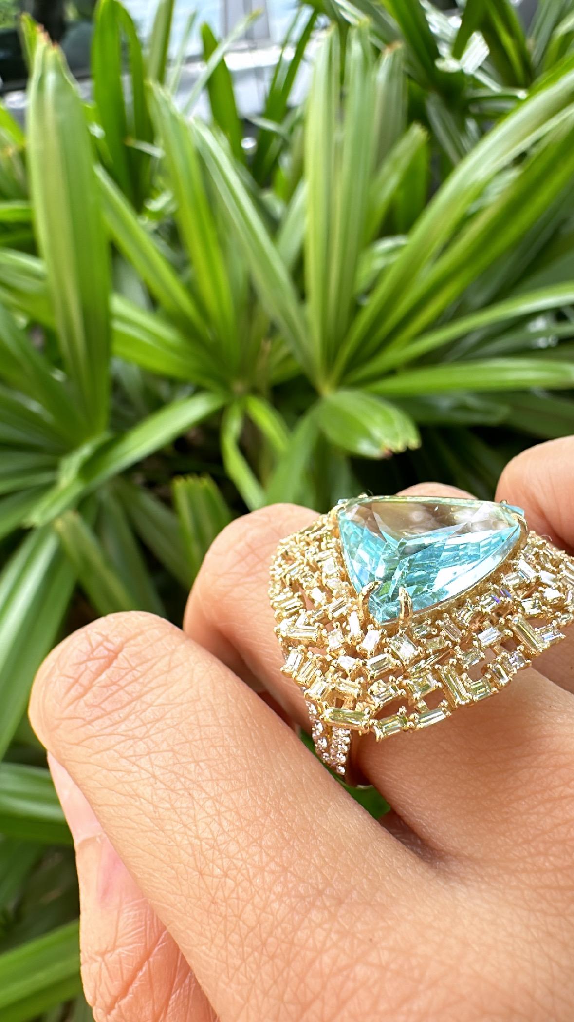 Anello da cocktail con acquamarina e diamanti baguette in oro 18 carati, 10,23 carati In condizioni Nuovo in vendita a Hong Kong, HK