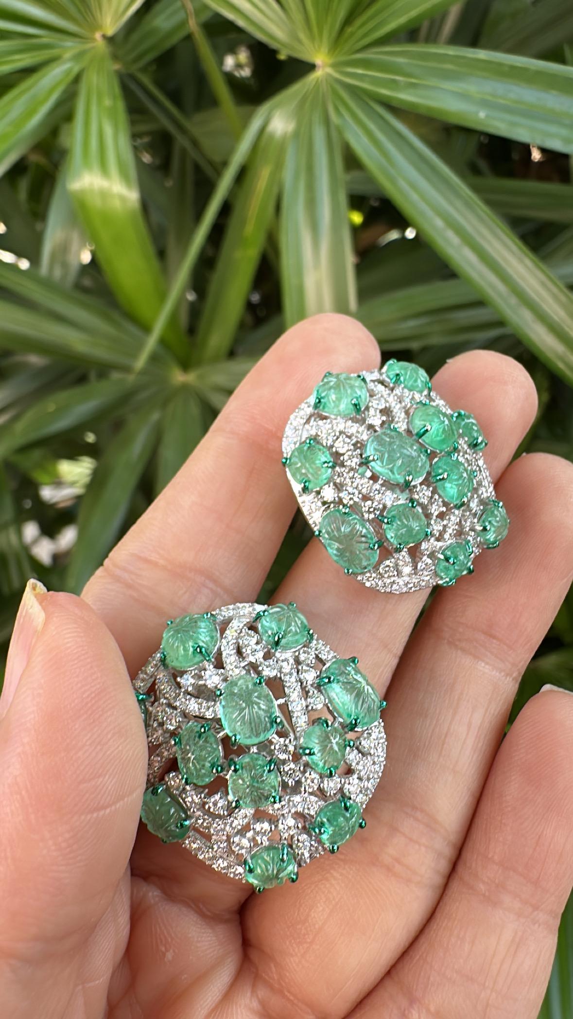 Boucles d'oreilles en or 18 carats, 10,24 carats, émeraude colombienne sculptée et diamants en vente 4