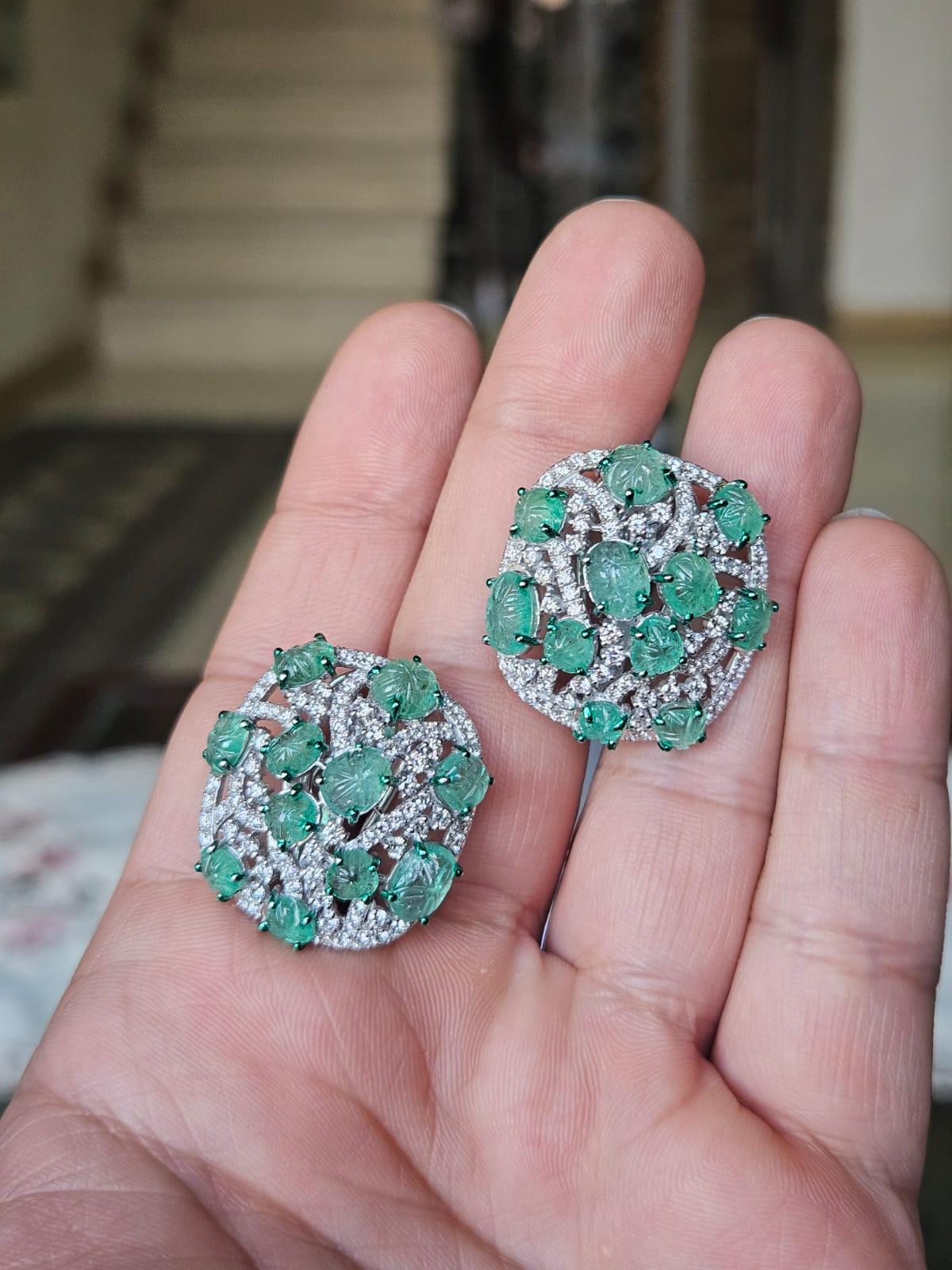 Superbe et magnifique, style vintage, boucles d'oreilles émeraude en or blanc 18 carats et diamants naturels. Le poids des émeraudes est de 10.24 carats. Les émeraudes taillées sont entièrement naturelles, sans aucun traitement, et sont d'origine