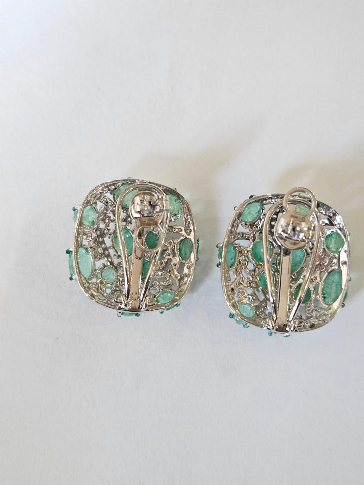 Art déco Boucles d'oreilles en or 18 carats, 10,24 carats, émeraude colombienne sculptée et diamants en vente