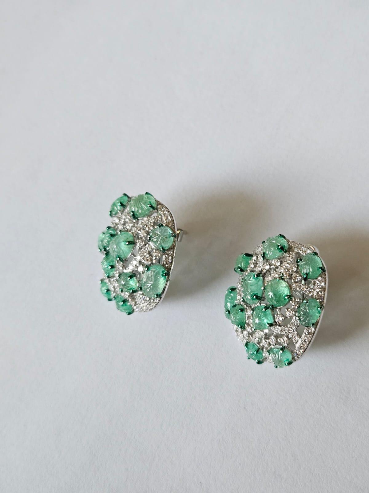 Taille ronde Boucles d'oreilles en or 18 carats, 10,24 carats, émeraude colombienne sculptée et diamants en vente