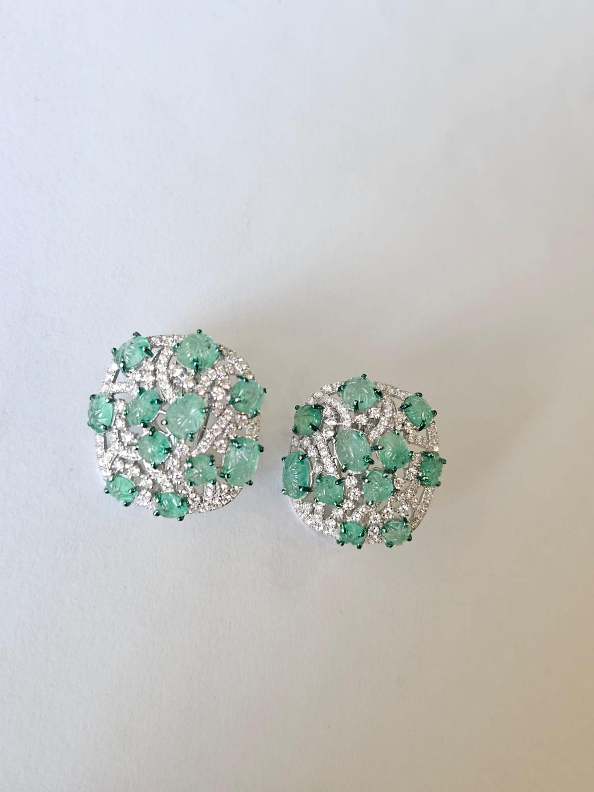 Boucles d'oreilles en or 18 carats, 10,24 carats, émeraude colombienne sculptée et diamants Neuf - En vente à Hong Kong, HK