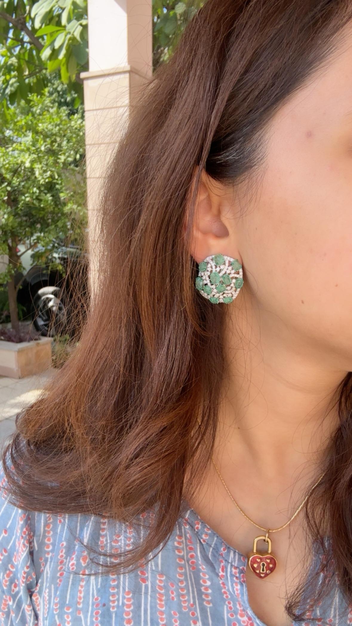 Boucles d'oreilles en or 18 carats, 10,24 carats, émeraude colombienne sculptée et diamants Unisexe en vente