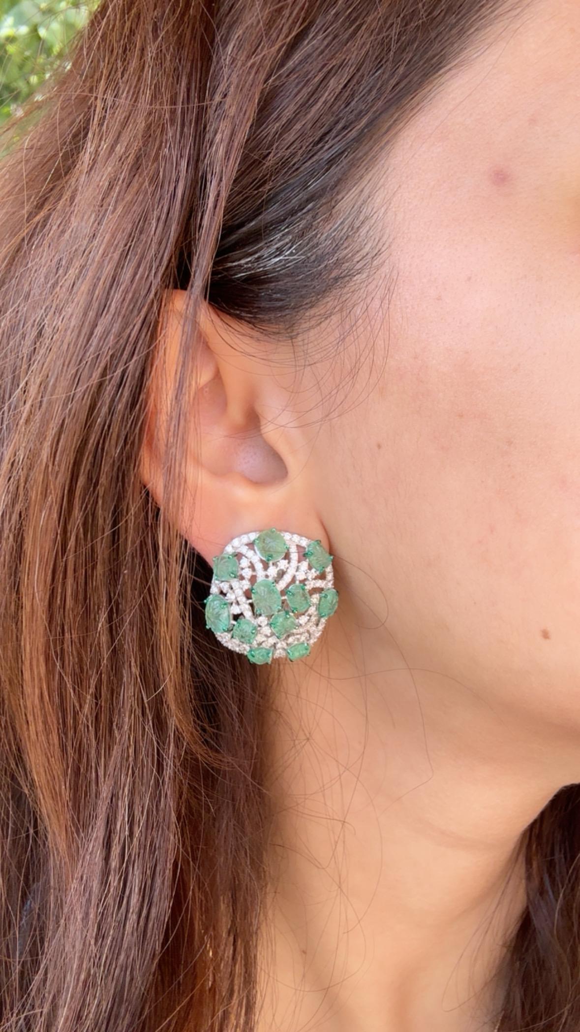 Boucles d'oreilles en or 18 carats, 10,24 carats, émeraude colombienne sculptée et diamants en vente 1