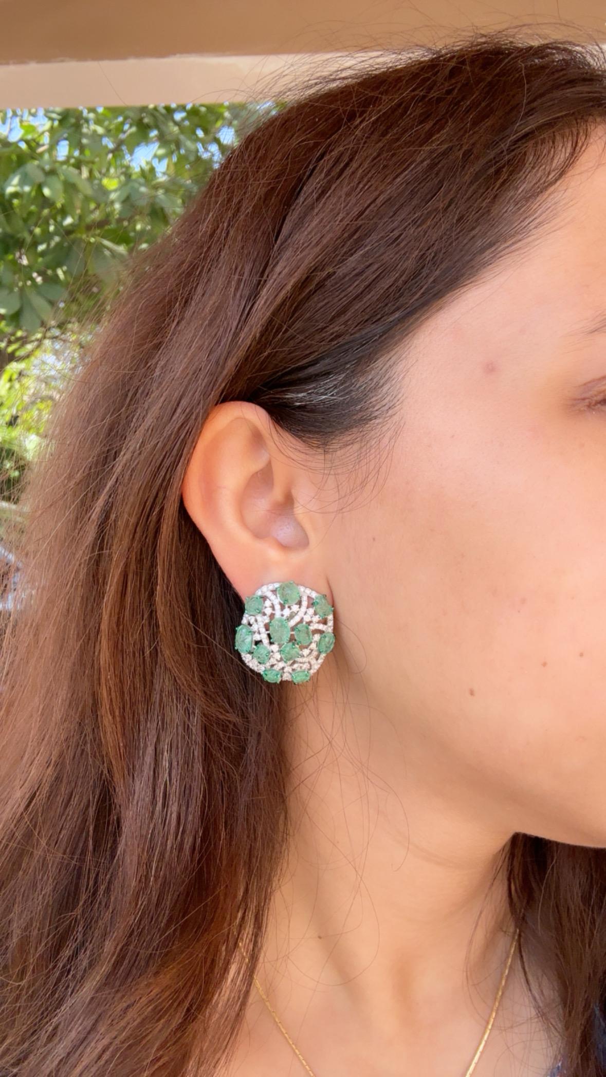 Boucles d'oreilles en or 18 carats, 10,24 carats, émeraude colombienne sculptée et diamants en vente 2