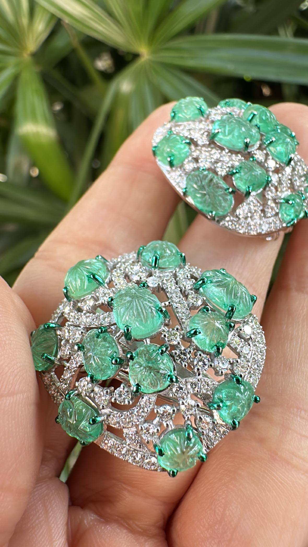 Boucles d'oreilles en or 18 carats, 10,24 carats, émeraude colombienne sculptée et diamants en vente 3