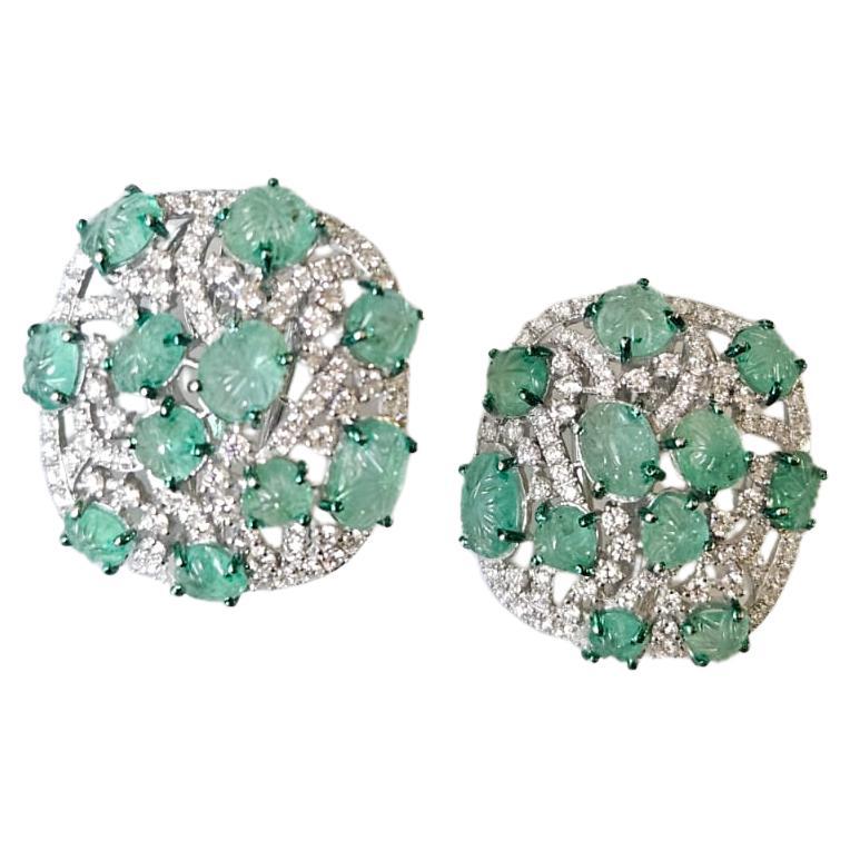 Boucles d
oreilles en or 18 carats, 10,24 carats, émeraude colombienne sculptée et diamants