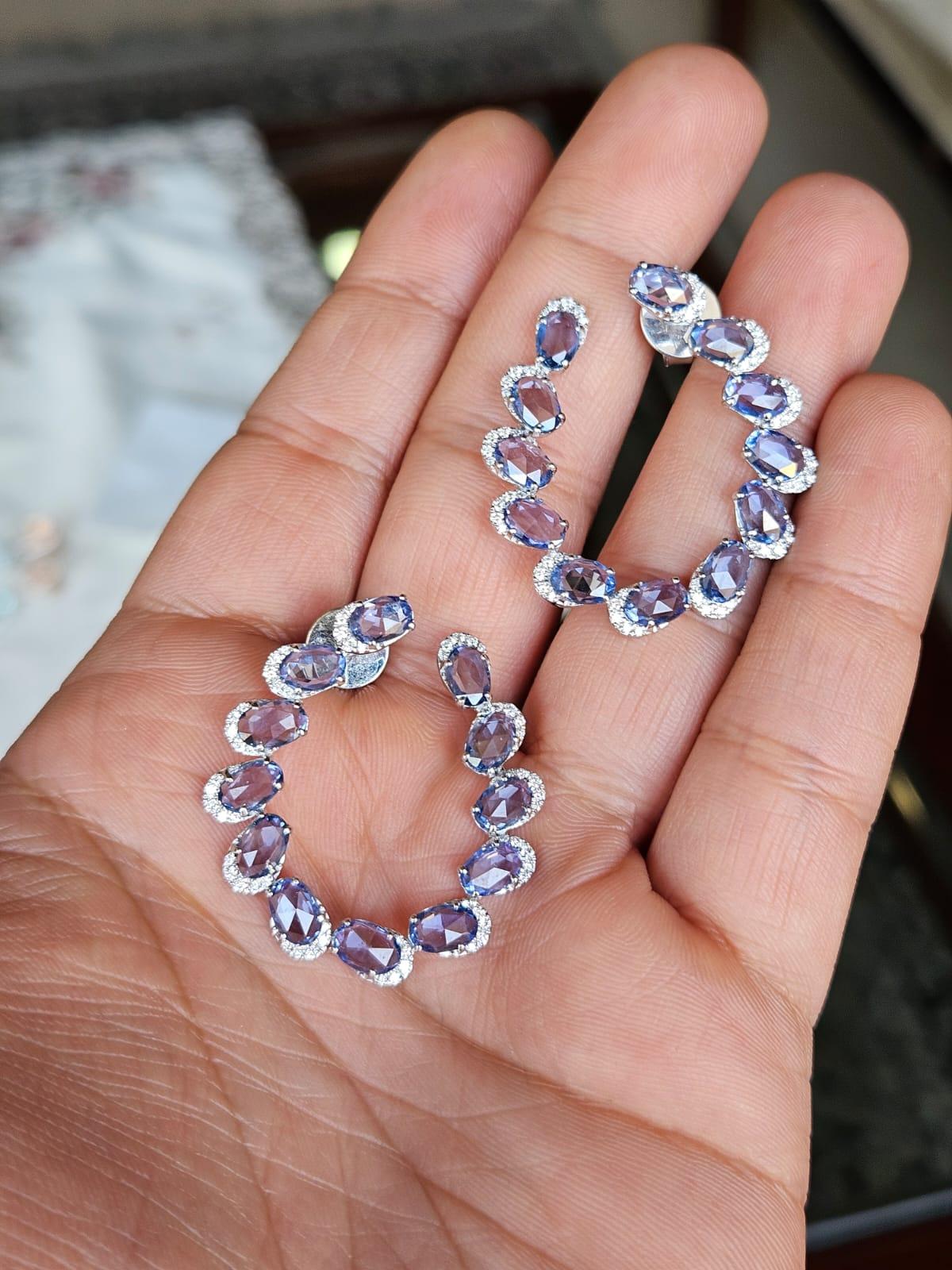 Magnifique boucle d'oreille en or blanc 18 carats avec saphirs bleus et diamants naturels. Le poids du saphir bleu taille rose est de 10,44 carats. Les saphirs bleus sont originaires de Ceylan (Sri Lanka). Le site  Le poids des diamants est de 0,61