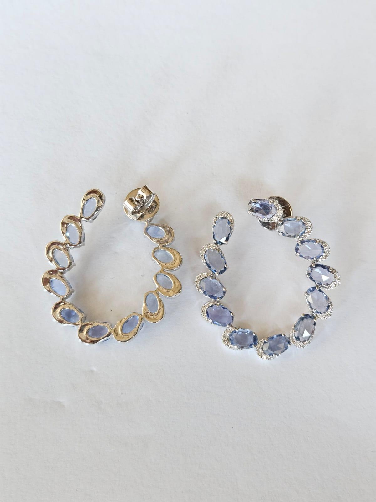 Moderne Créoles en or 18 carats, 10,44 carats, saphirs bleus de Ceylan et diamants en vente