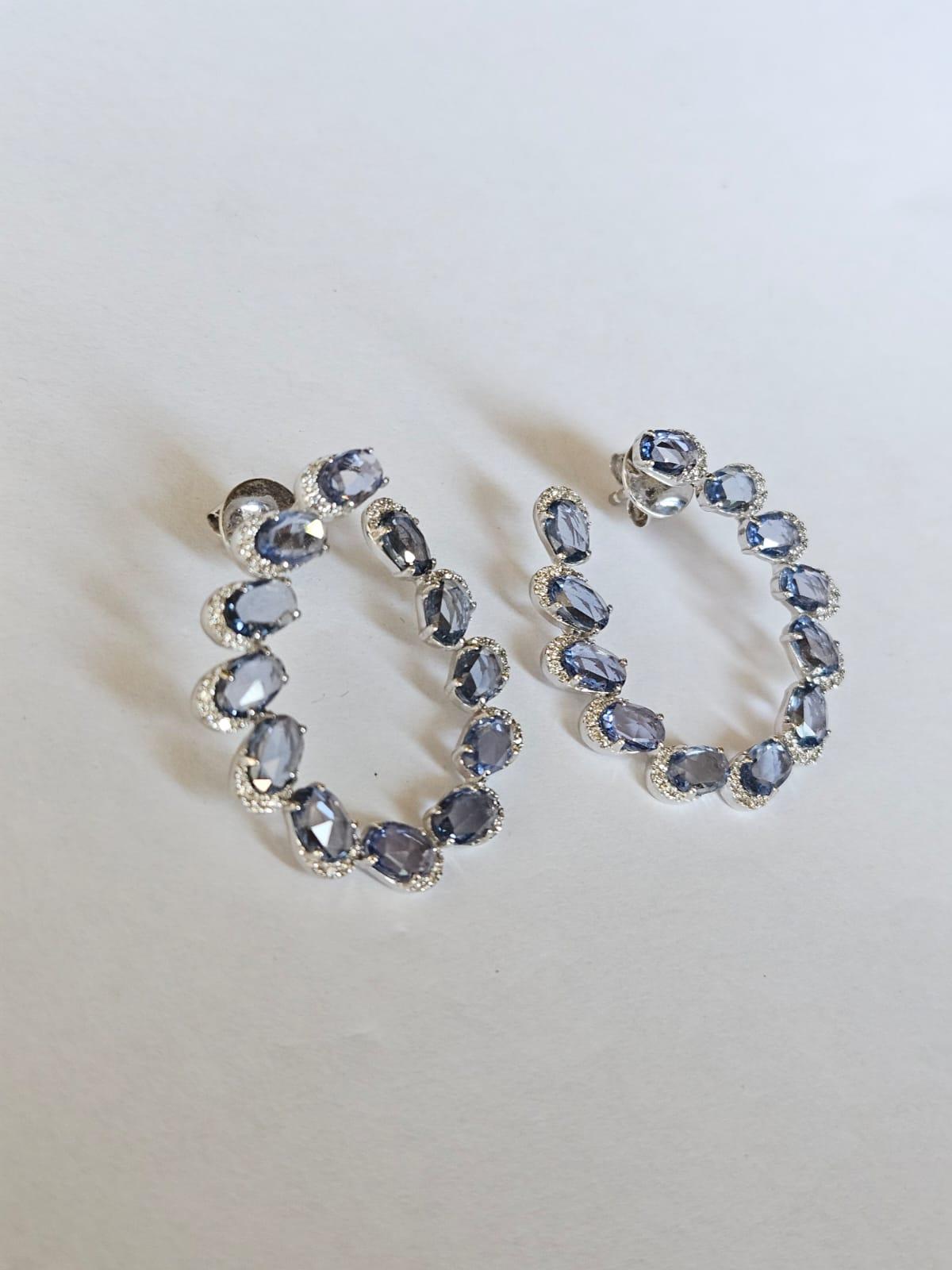 Taille rose Créoles en or 18 carats, 10,44 carats, saphirs bleus de Ceylan et diamants en vente