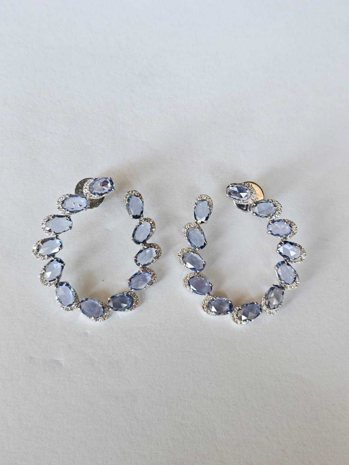 Créoles en or 18 carats, 10,44 carats, saphirs bleus de Ceylan et diamants Neuf - En vente à Hong Kong, HK