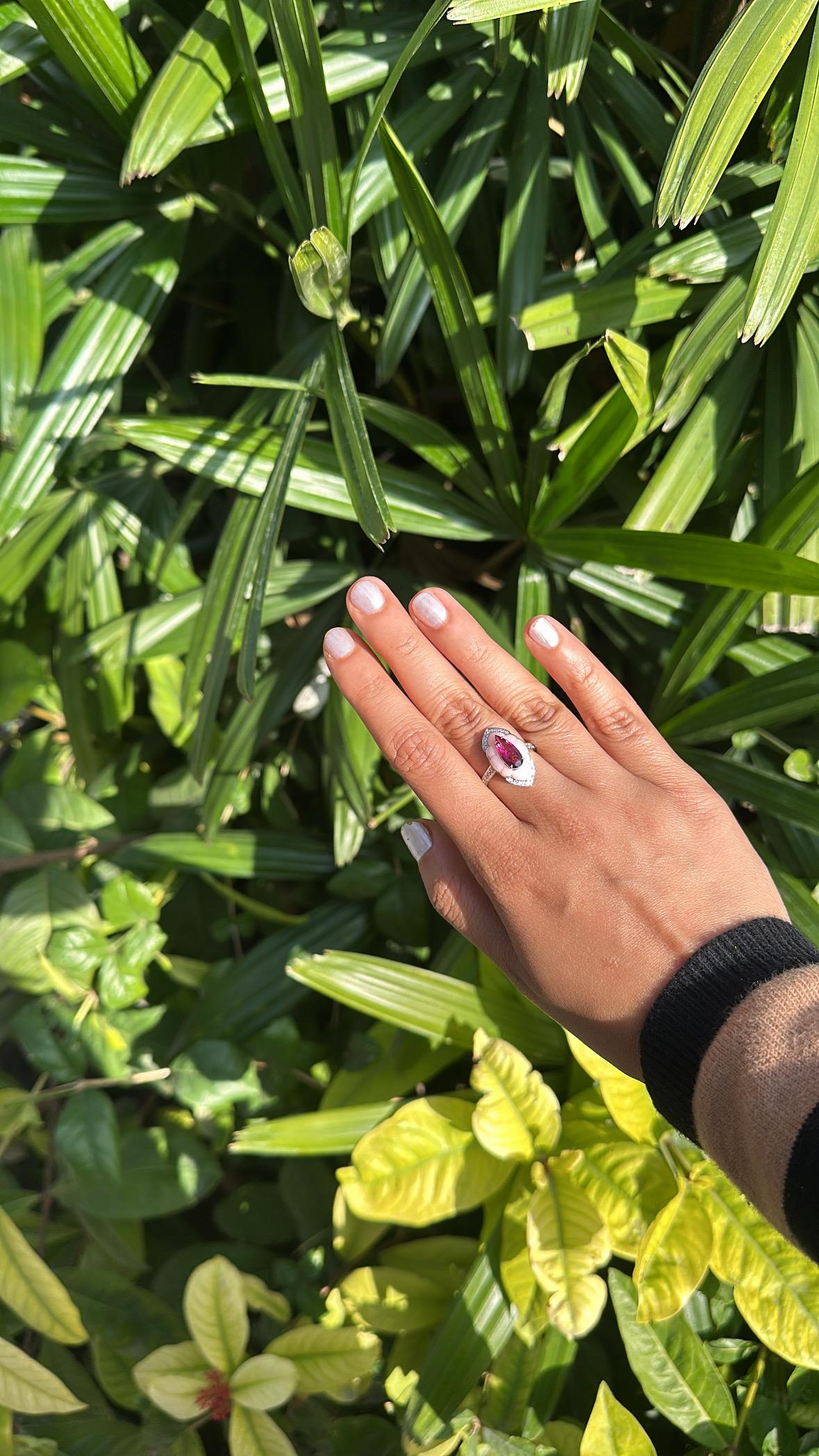 Set in 18K Gold, 1.05 carats, Rubellite, Pink Opal & Diamonds Engagement Ring In New Condition For Sale In Hong Kong, HK