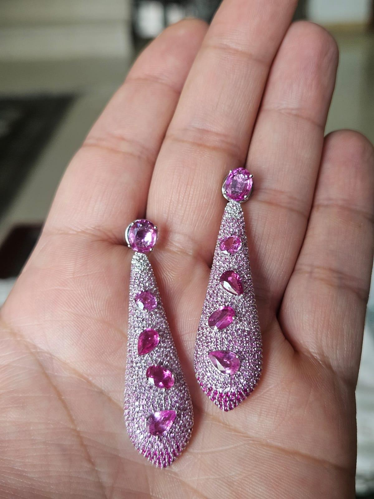 Magnifiques boucles d'oreilles chandelier en or blanc 18 carats et diamants naturels, de style moderne, avec un effet d'ombre sur les saphirs roses. Le poids combiné des saphirs roses est de 10,56 carats. Les saphirs roses sont originaires de Ceylan