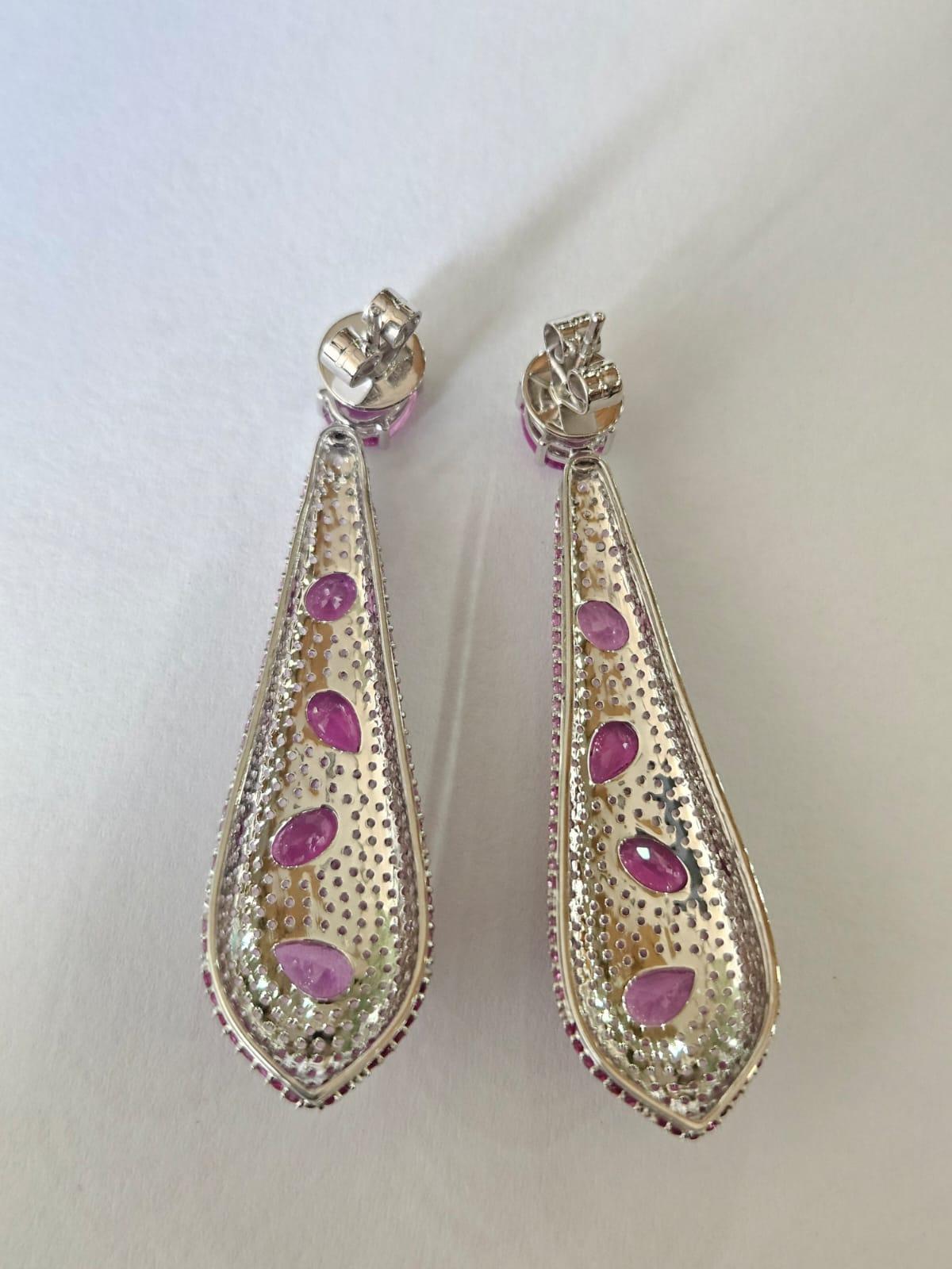 Moderne Boucles d'oreilles chandelier en or 18 carats, saphirs roses de Ceylan de 10,56 carats et diamants en vente