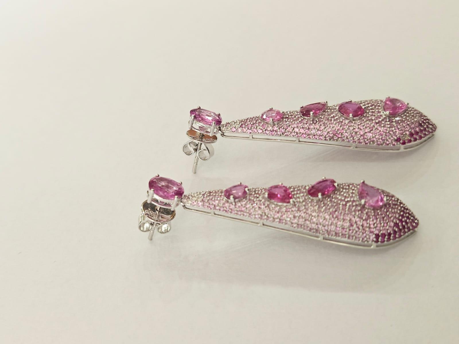 Taille ovale Boucles d'oreilles chandelier en or 18 carats, saphirs roses de Ceylan de 10,56 carats et diamants en vente