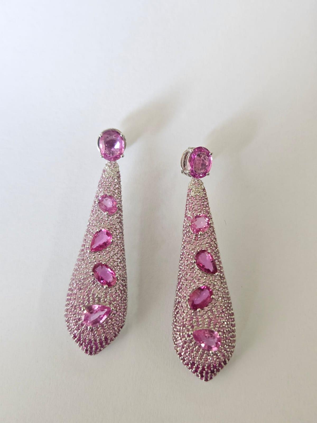 Boucles d'oreilles chandelier en or 18 carats, saphirs roses de Ceylan de 10,56 carats et diamants Neuf - En vente à Hong Kong, HK