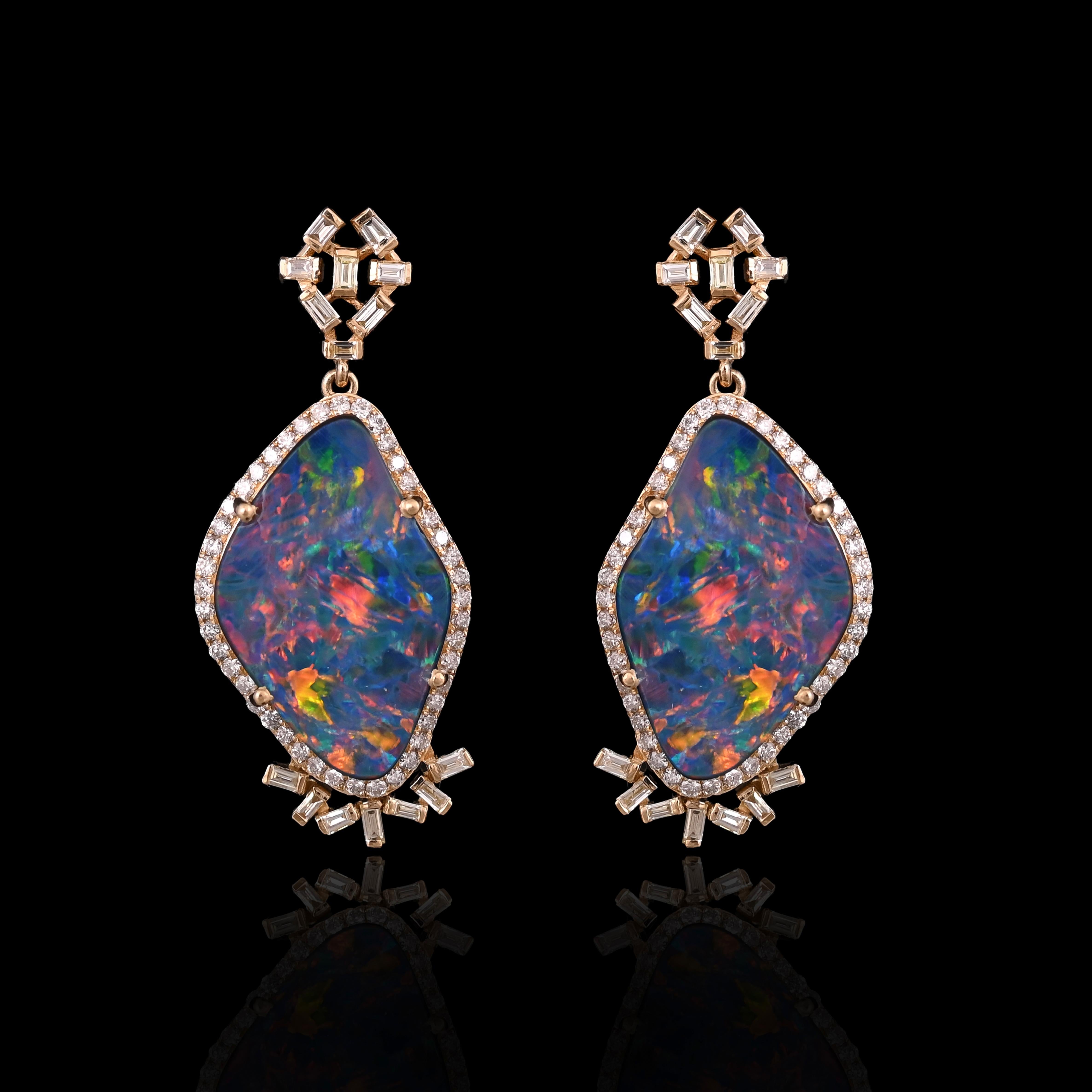 Boucles d'oreilles chandelier en doublet d'opales en or jaune 18 carats et diamants. Le poids de l'Opale Doublet est de 10,64 carats. Les opales sont des opales australiennes en doublet et présentent un jeu de couleurs orange et jaune. Le poids