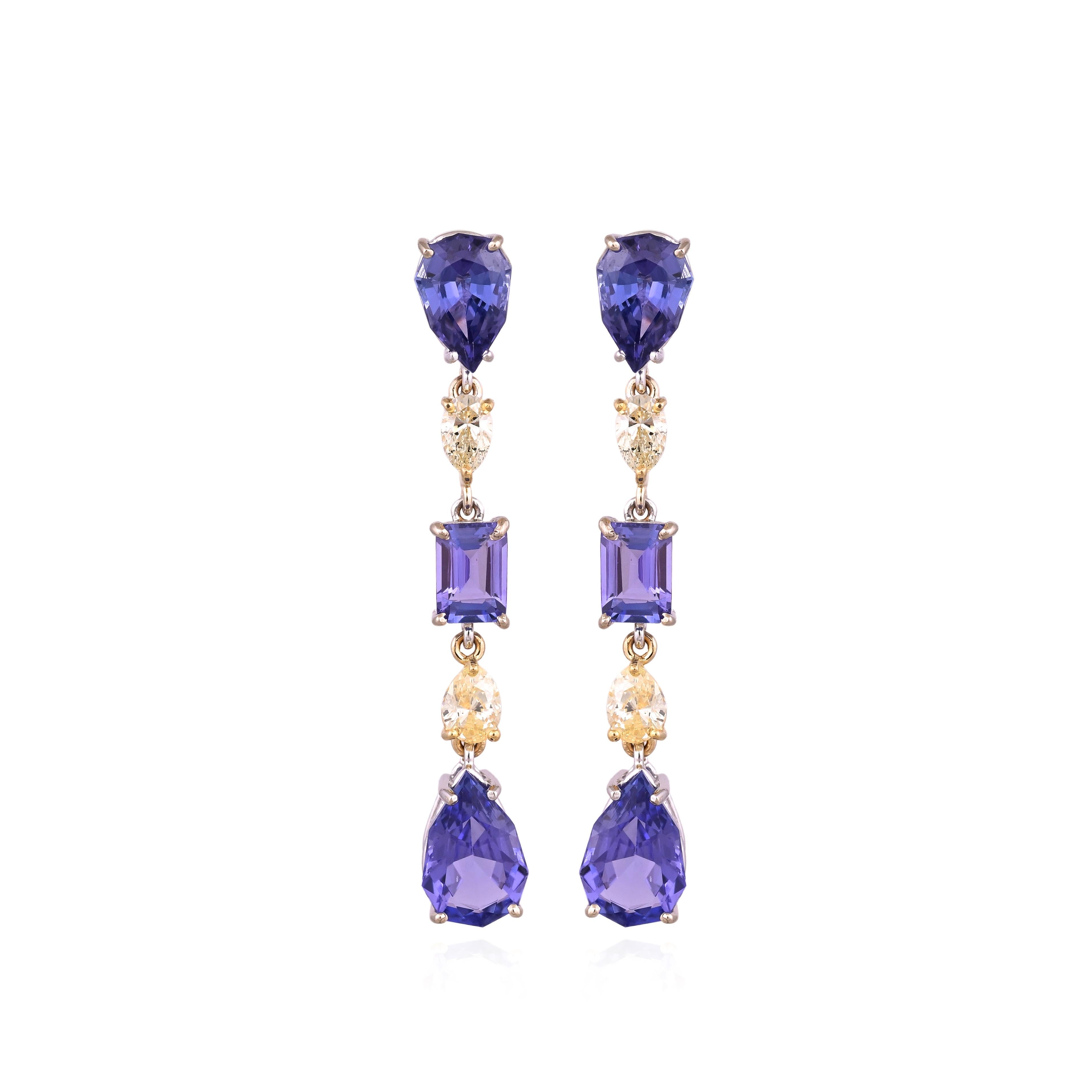 Eine sehr schöne und schöne, modernen Stil, Tanzanite Dangle Ohrringe in 18K Weißgold & natürliche Diamanten gesetzt. Das Gewicht der Tansanite beträgt 10.65 Karat. Die Tansanite werden auf verantwortungsvolle Weise aus Tansania beschafft. Das