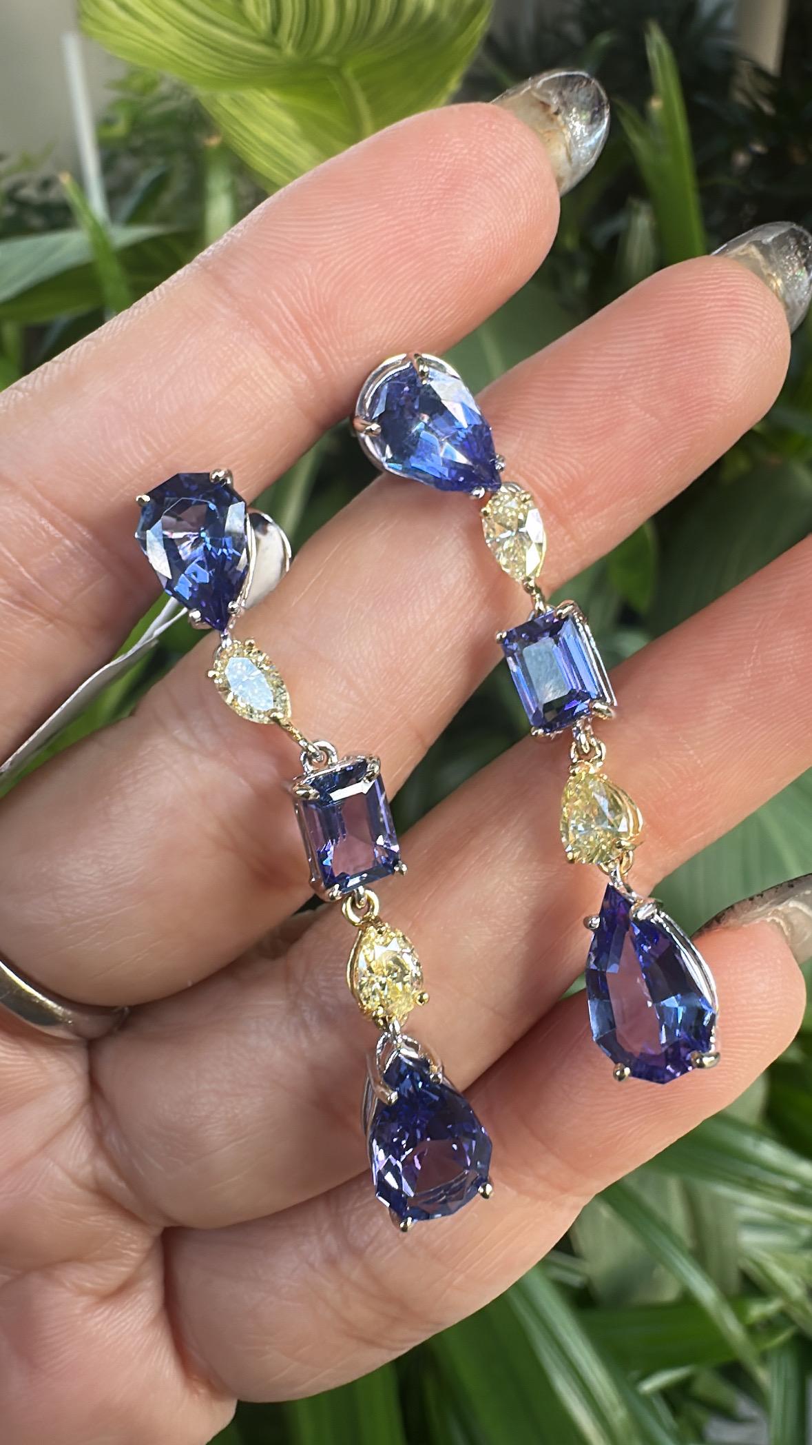Ohrringe aus 18 Karat Gold, 10,65 Karat, Tansanite und gelbe Diamanten, baumelnd (Schildschliff) im Angebot