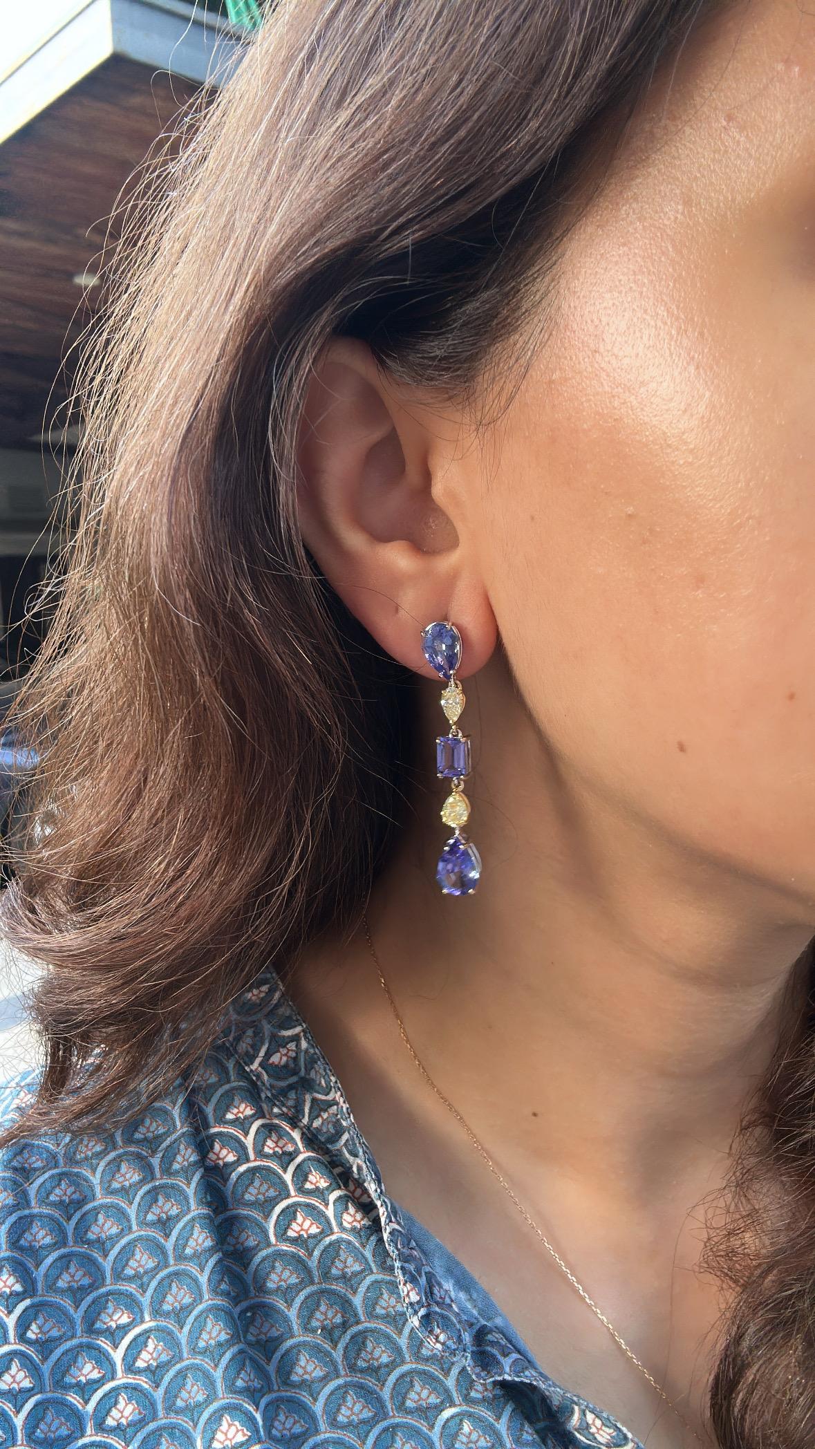 Ohrringe aus 18 Karat Gold, 10,65 Karat, Tansanite und gelbe Diamanten, baumelnd im Zustand „Neu“ im Angebot in Hong Kong, HK
