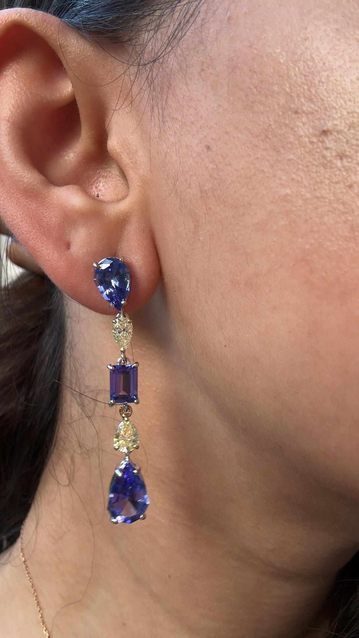Ohrringe aus 18 Karat Gold, 10,65 Karat, Tansanite und gelbe Diamanten, baumelnd für Damen oder Herren im Angebot