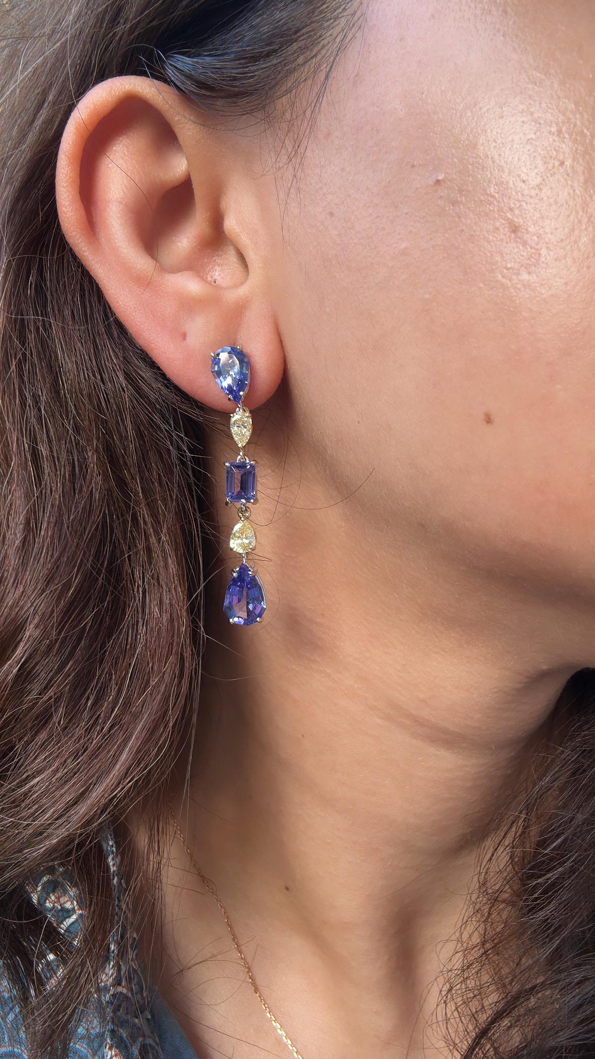 Ohrringe aus 18 Karat Gold, 10,65 Karat, Tansanite und gelbe Diamanten, baumelnd im Angebot 1