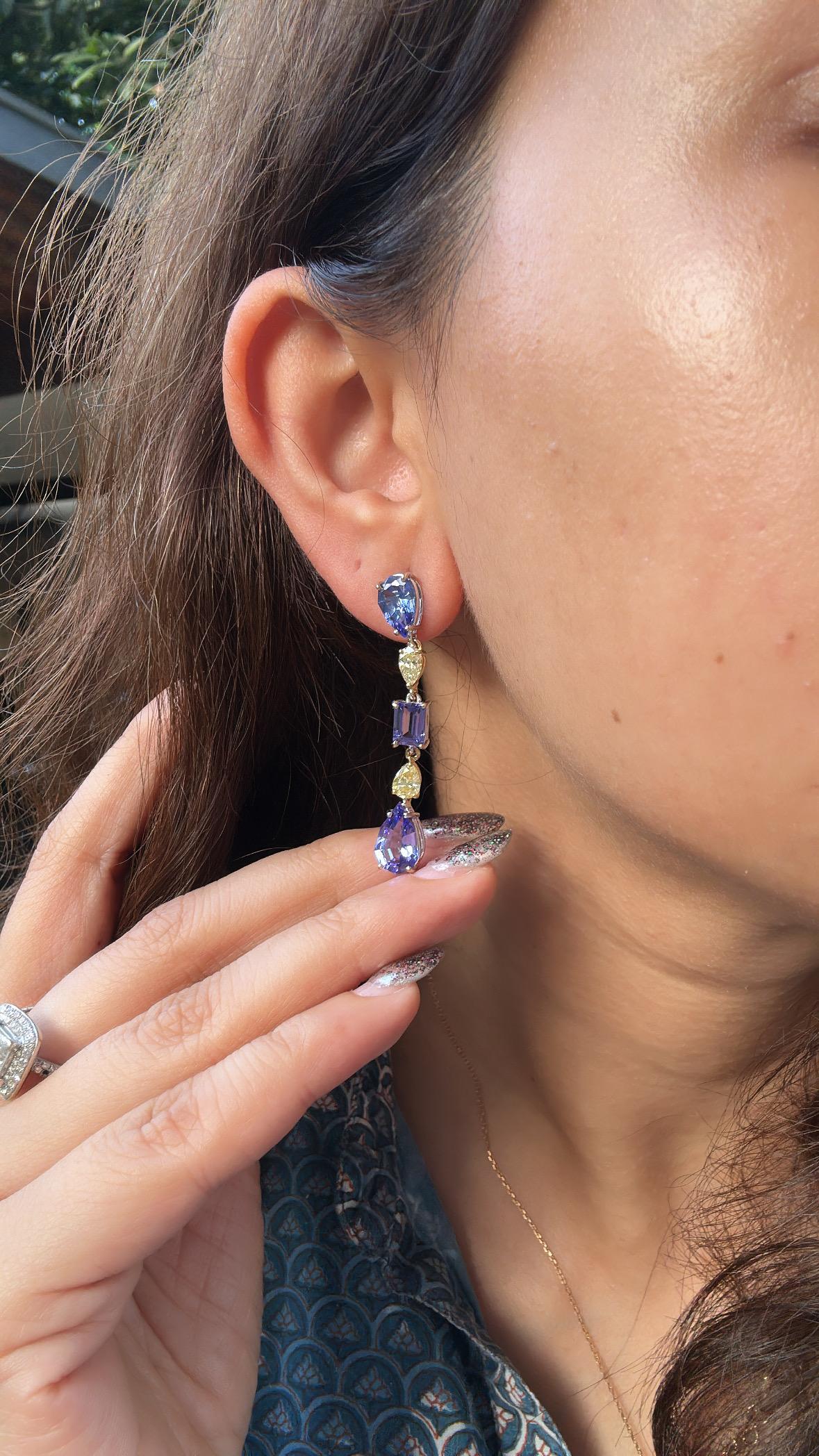 Ohrringe aus 18 Karat Gold, 10,65 Karat, Tansanite und gelbe Diamanten, baumelnd im Angebot 2