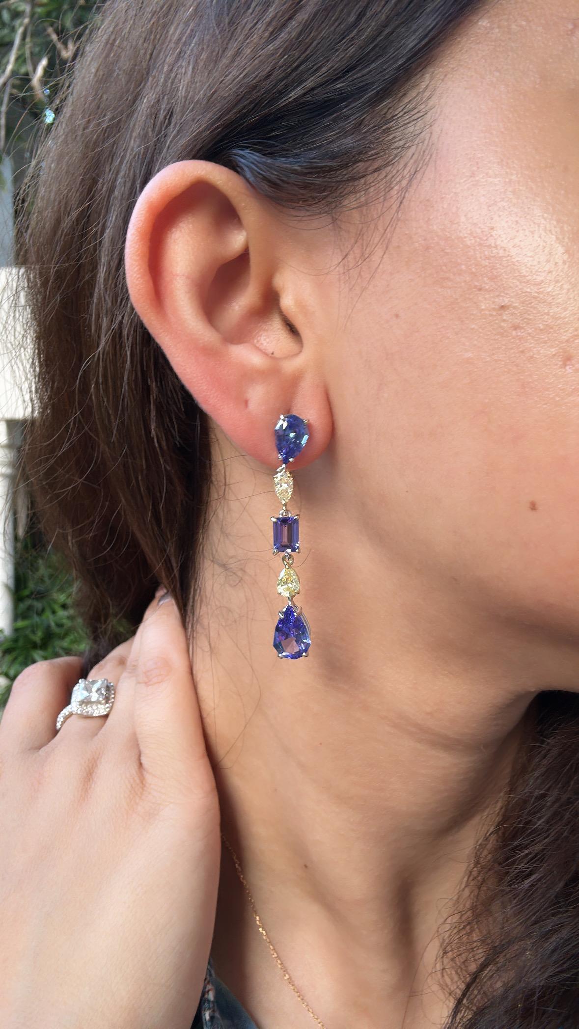 Ohrringe aus 18 Karat Gold, 10,65 Karat, Tansanite und gelbe Diamanten, baumelnd im Angebot 3