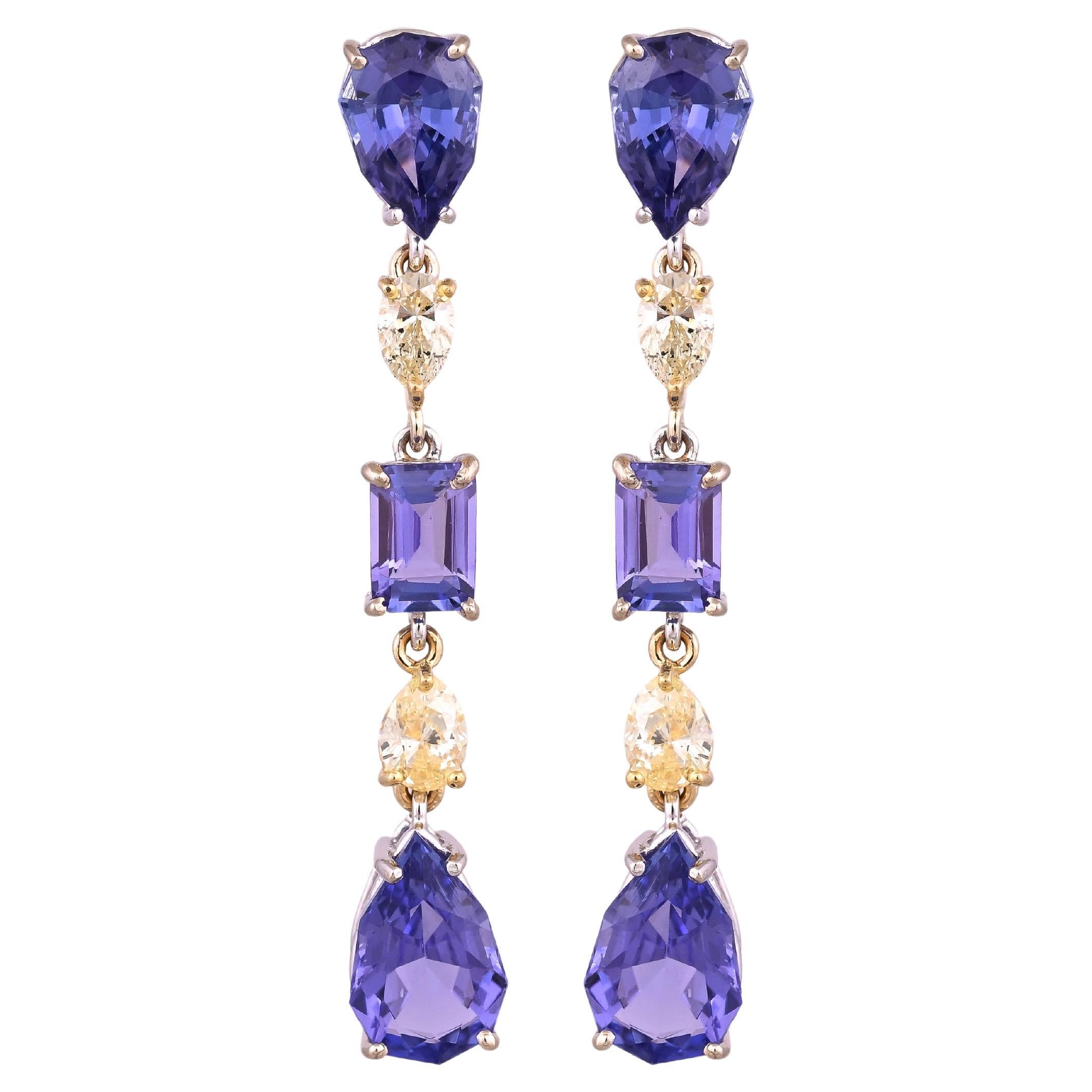 Ohrringe aus 18 Karat Gold, 10,65 Karat, Tansanite und gelbe Diamanten, baumelnd im Angebot