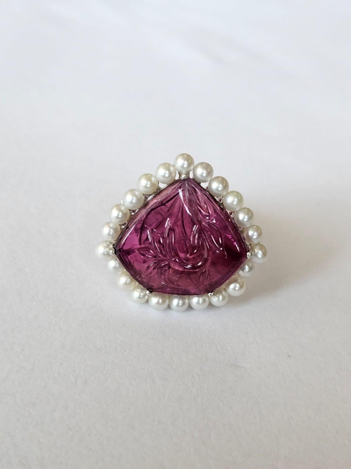 Set in 18K Gold, 10.67 carats Tourmaline, Freshwater Pearls & Diamonds Ring In New Condition For Sale In Hong Kong, HK