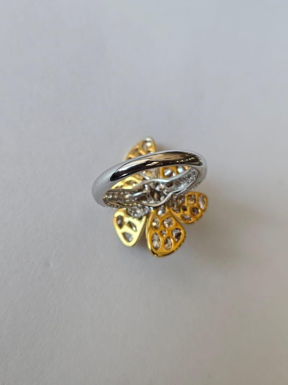 Un bellissimo anello di fidanzamento di giada in stile moderno con oro 18 carati e diamanti naturali. Il peso della giada è di 1,07 carati. Il peso complessivo dei diamanti è di 3.15 carati. Il peso netto dell'oro 18 carati è di 6,43 grammi. Il peso