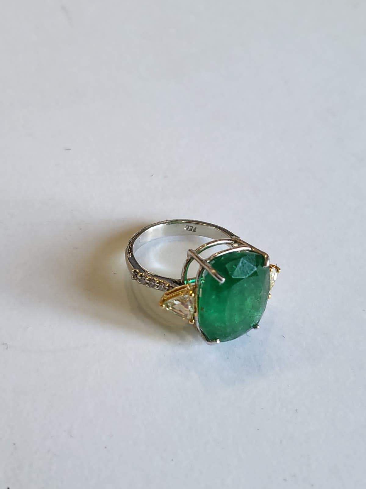 Set in 18K Gold 10.85 carats Zambian Emerald & Rose Cut Diamonds Engagement Ring In New Condition For Sale In Hong Kong, HK