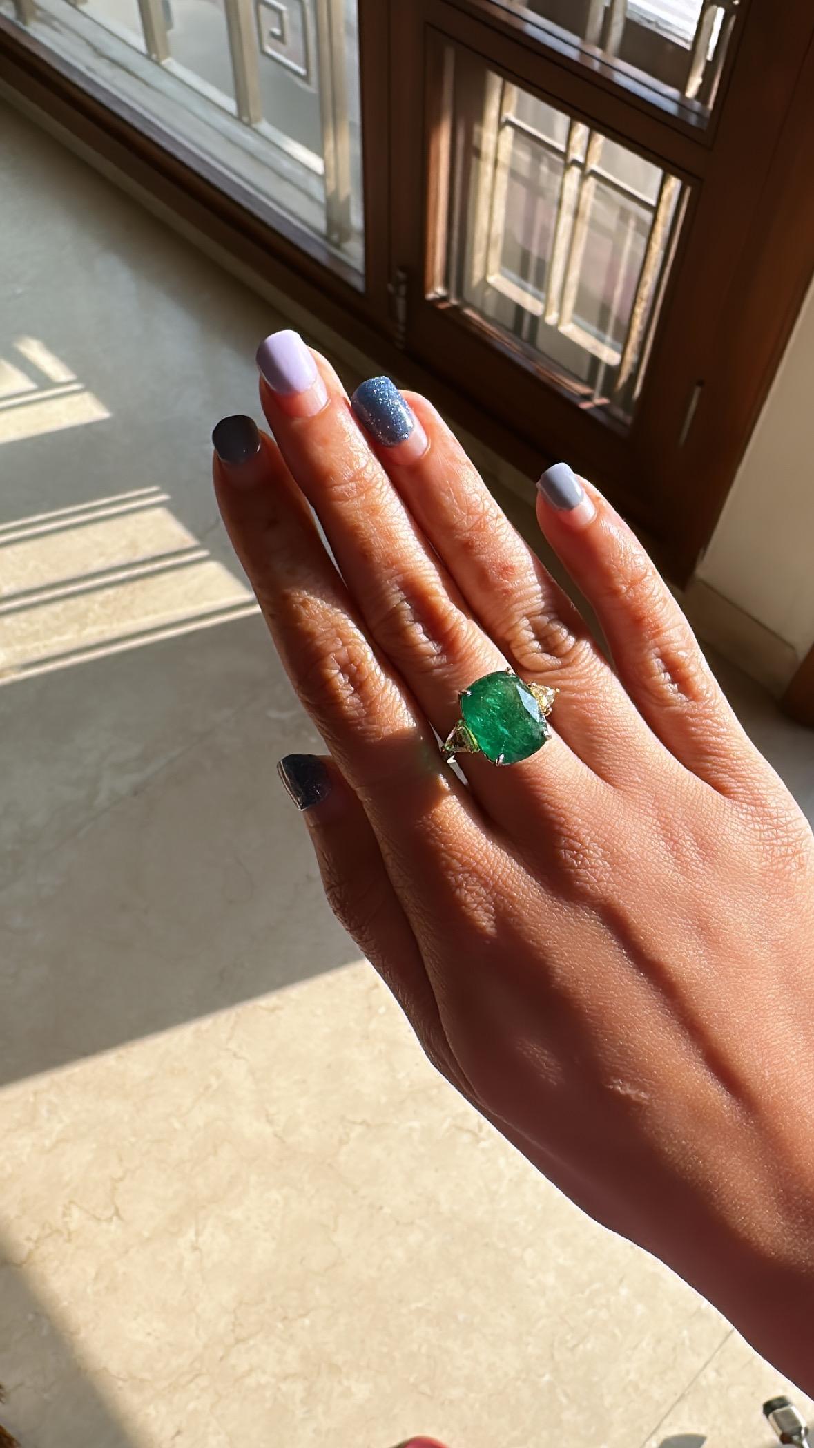 Set in 18K Gold 10.85 carats Zambian Emerald & Rose Cut Diamonds Engagement Ring For Sale 1