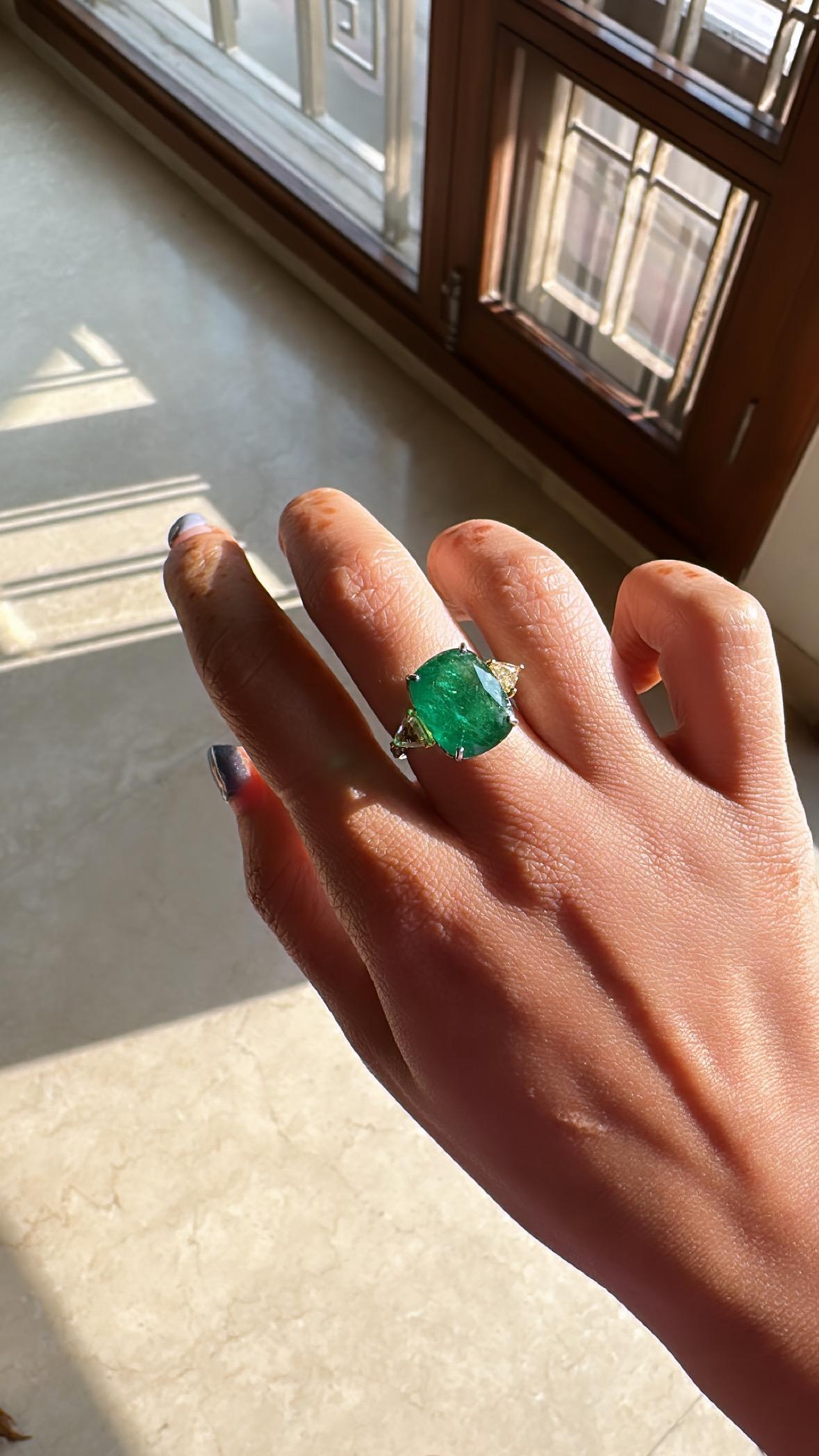 Set in 18K Gold 10.85 carats Zambian Emerald & Rose Cut Diamonds Engagement Ring For Sale 2
