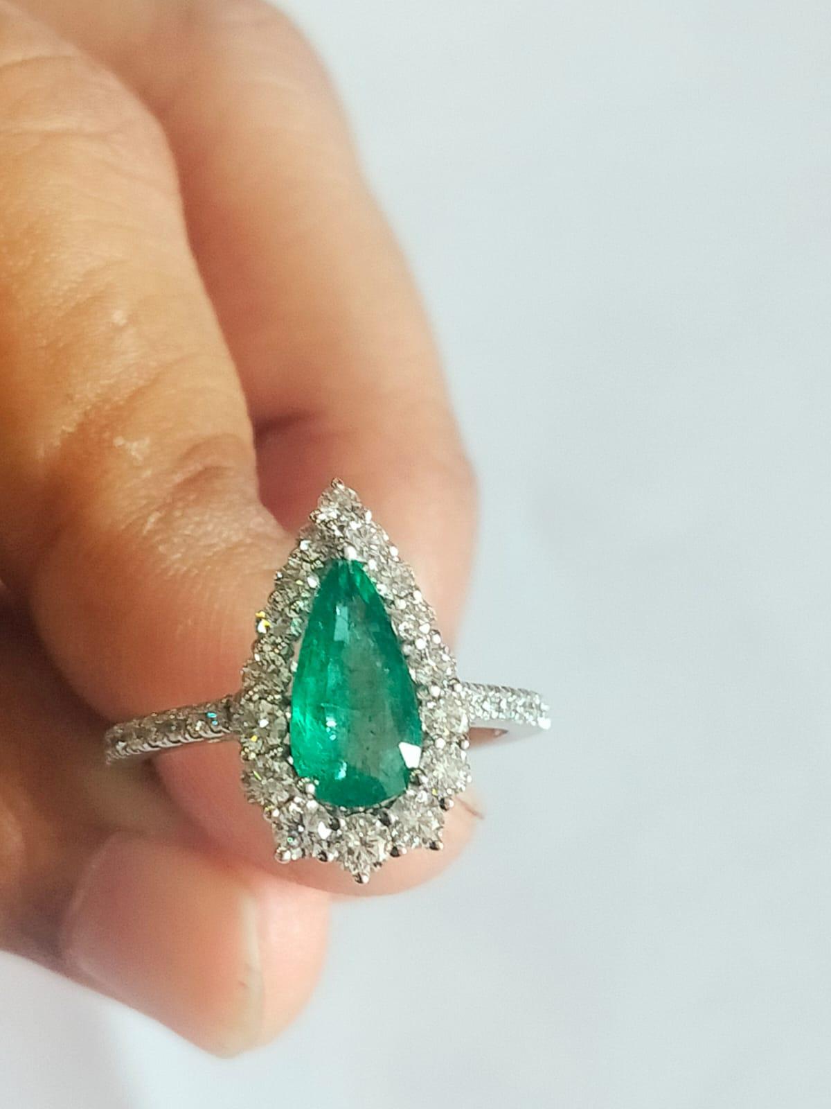 Pear Cut Set in 18K Gold, 1.09 carats, natural Zambian Emerald & Diamond Engagement Ring  For Sale