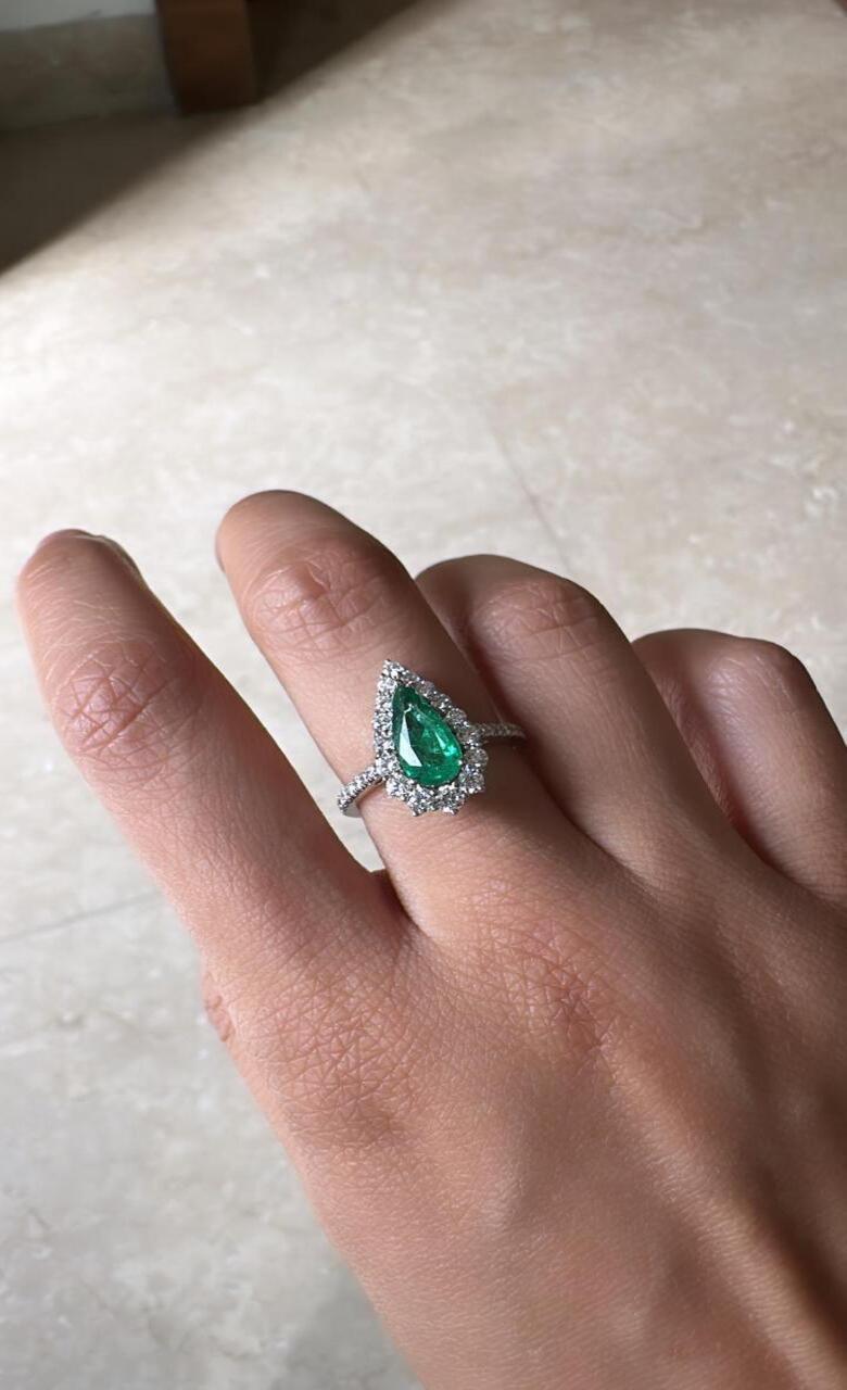 Set in 18K Gold, 1.09 carats, natural Zambian Emerald & Diamond Engagement Ring  In New Condition For Sale In Hong Kong, HK