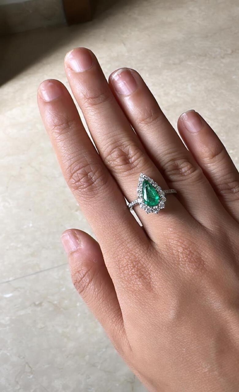 Women's or Men's Set in 18K Gold, 1.09 carats, natural Zambian Emerald & Diamond Engagement Ring  For Sale