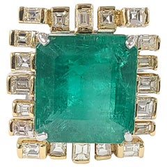 18 Karat Gold 10.94 Carat Natural Emerald Ring with Baguette Diamonds