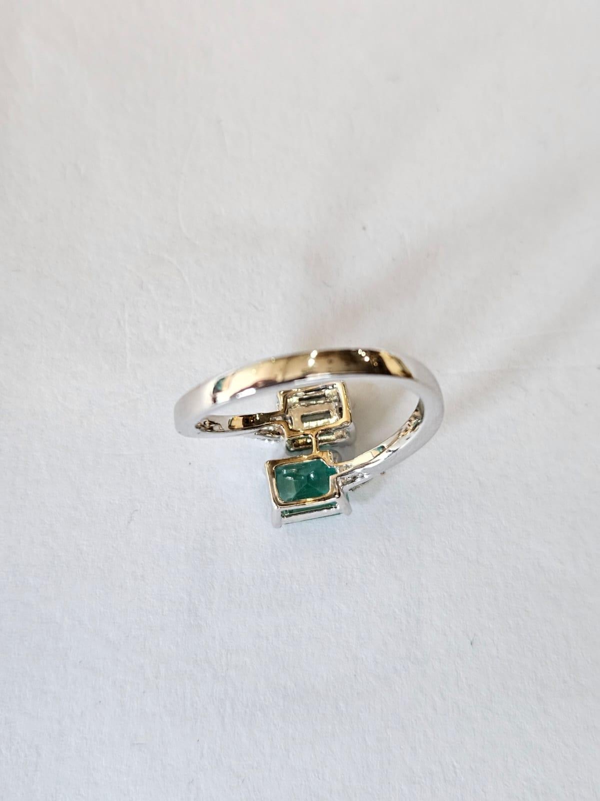 Modern Set in 18K Gold, 1.10 carats, natural Zambian Emerald & Diamonds Engagement Ring