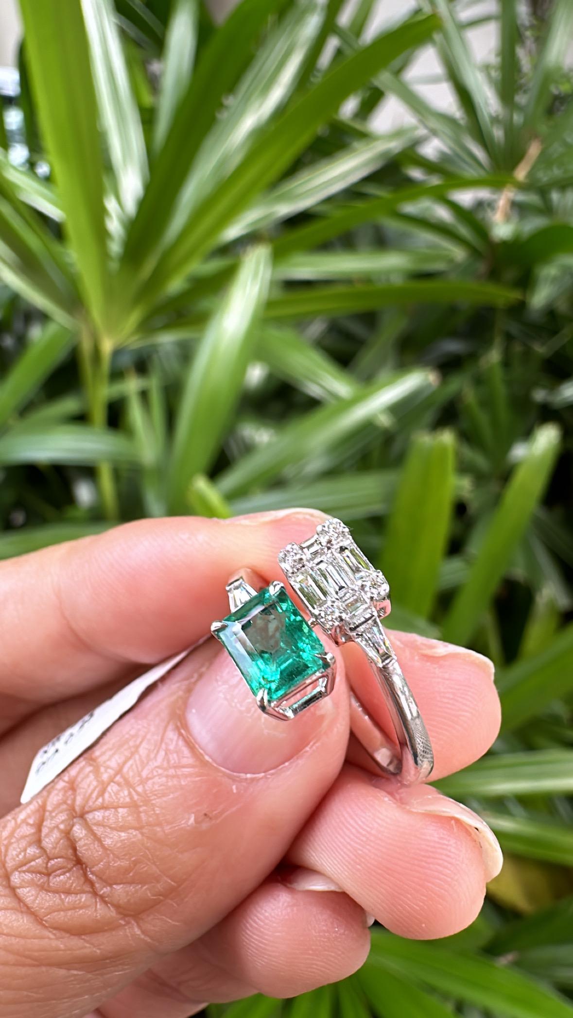 Women's or Men's Set in 18K Gold, 1.10 carats, natural Zambian Emerald & Diamonds Engagement Ring