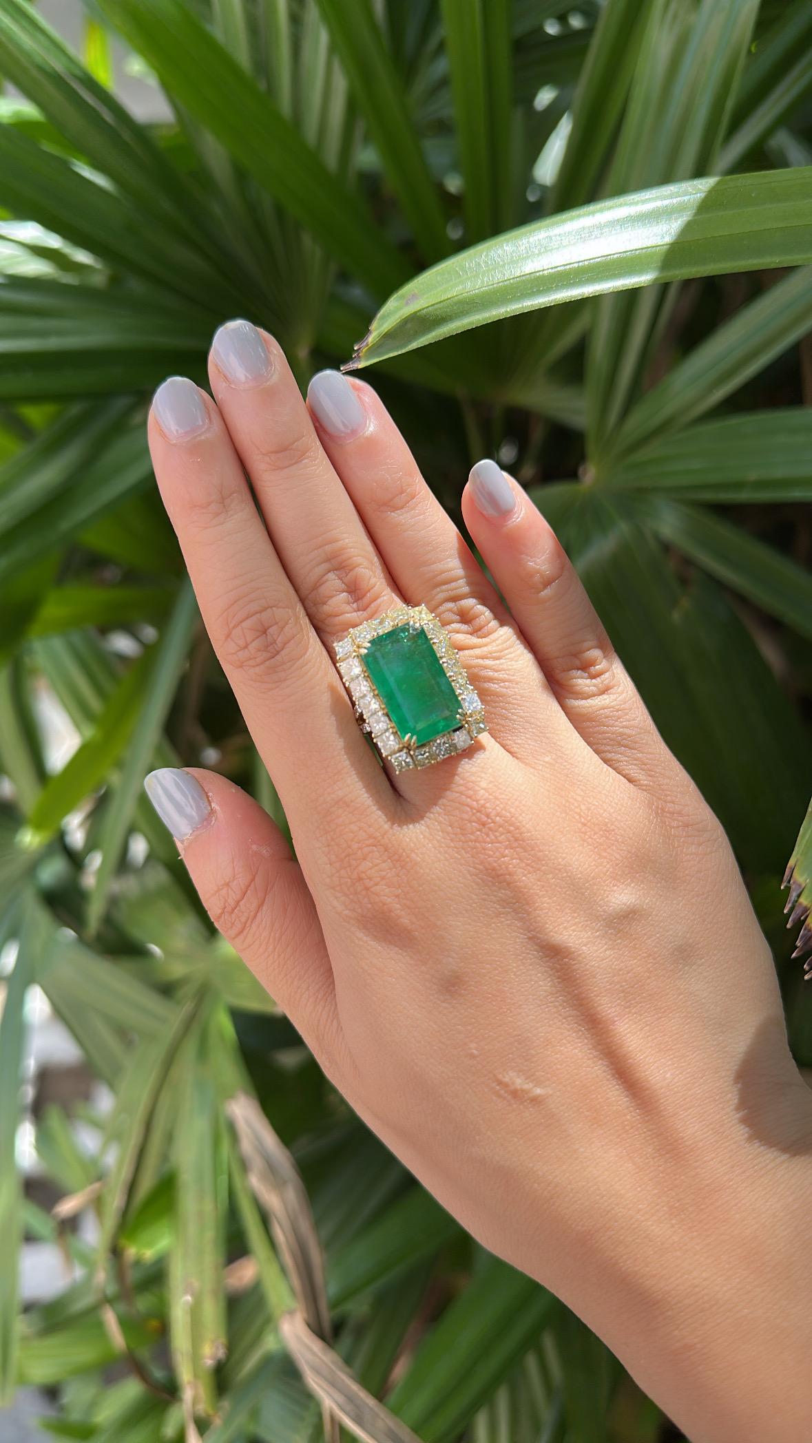 Set in 18K Gold, 11.08 carats, Zambian Emerald & Yellow Diamonds Cocktail Ring in vendita 5