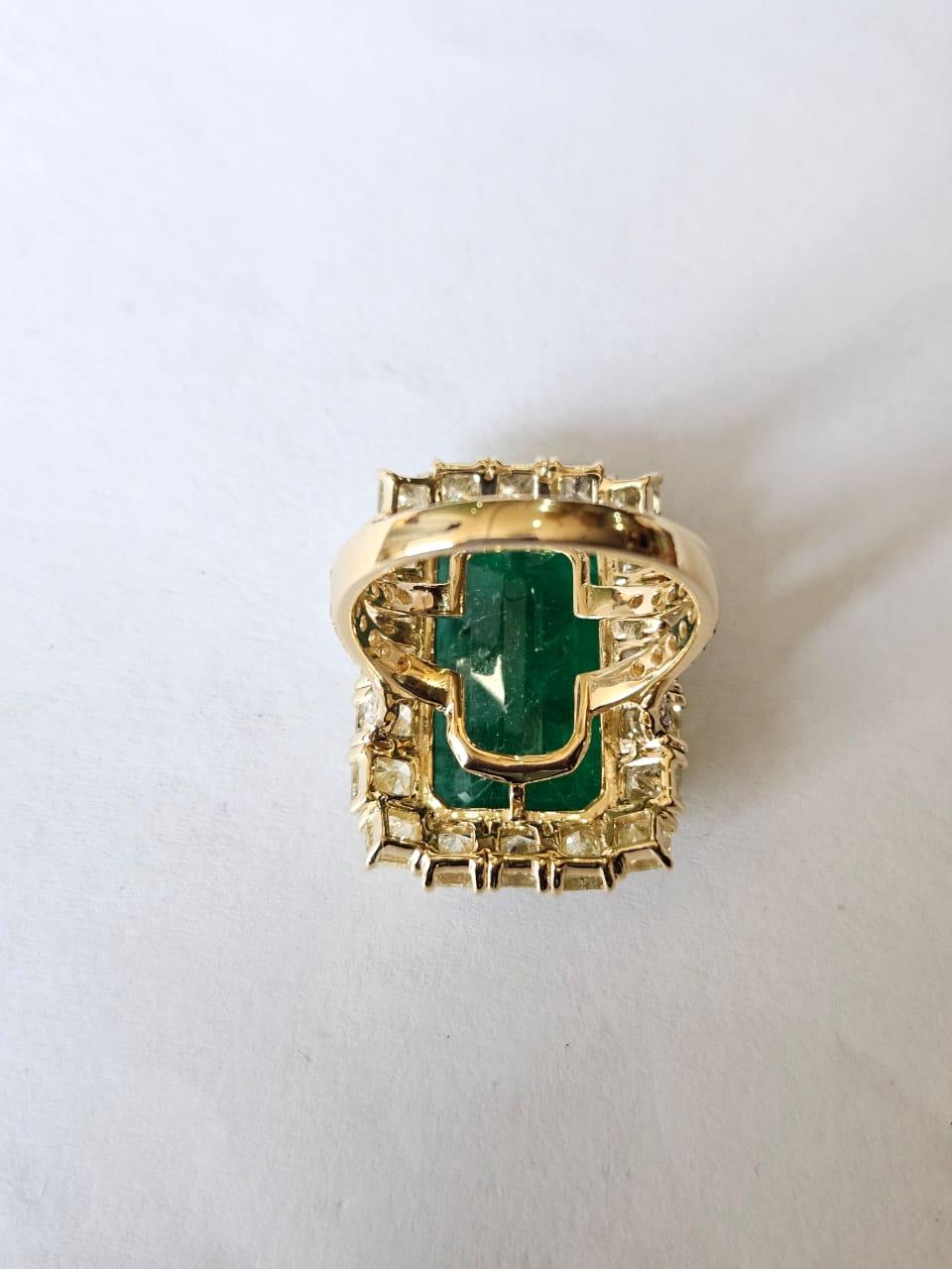 Moderno Set in 18K Gold, 11.08 carats, Zambian Emerald & Yellow Diamonds Cocktail Ring in vendita