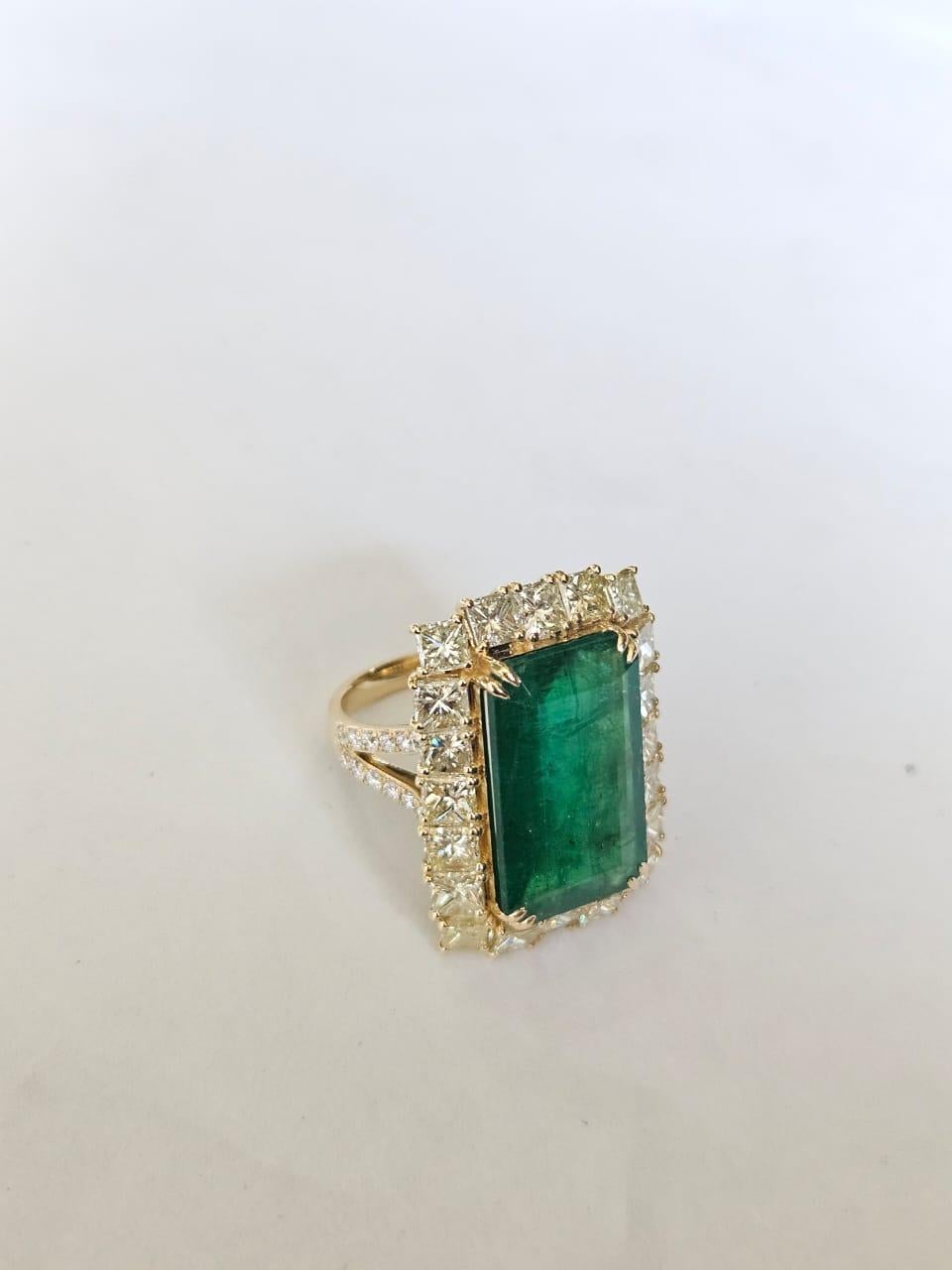 Taglio smeraldo Set in 18K Gold, 11.08 carats, Zambian Emerald & Yellow Diamonds Cocktail Ring in vendita