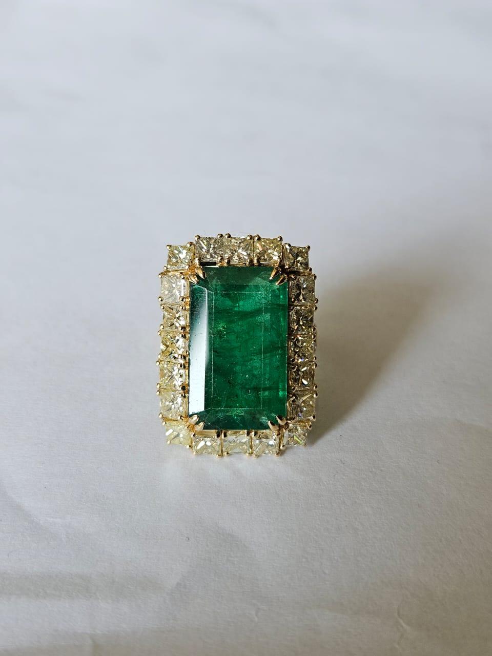 Set in 18K Gold, 11.08 carats, Zambian Emerald & Yellow Diamonds Cocktail Ring In condizioni Nuovo in vendita a Hong Kong, HK