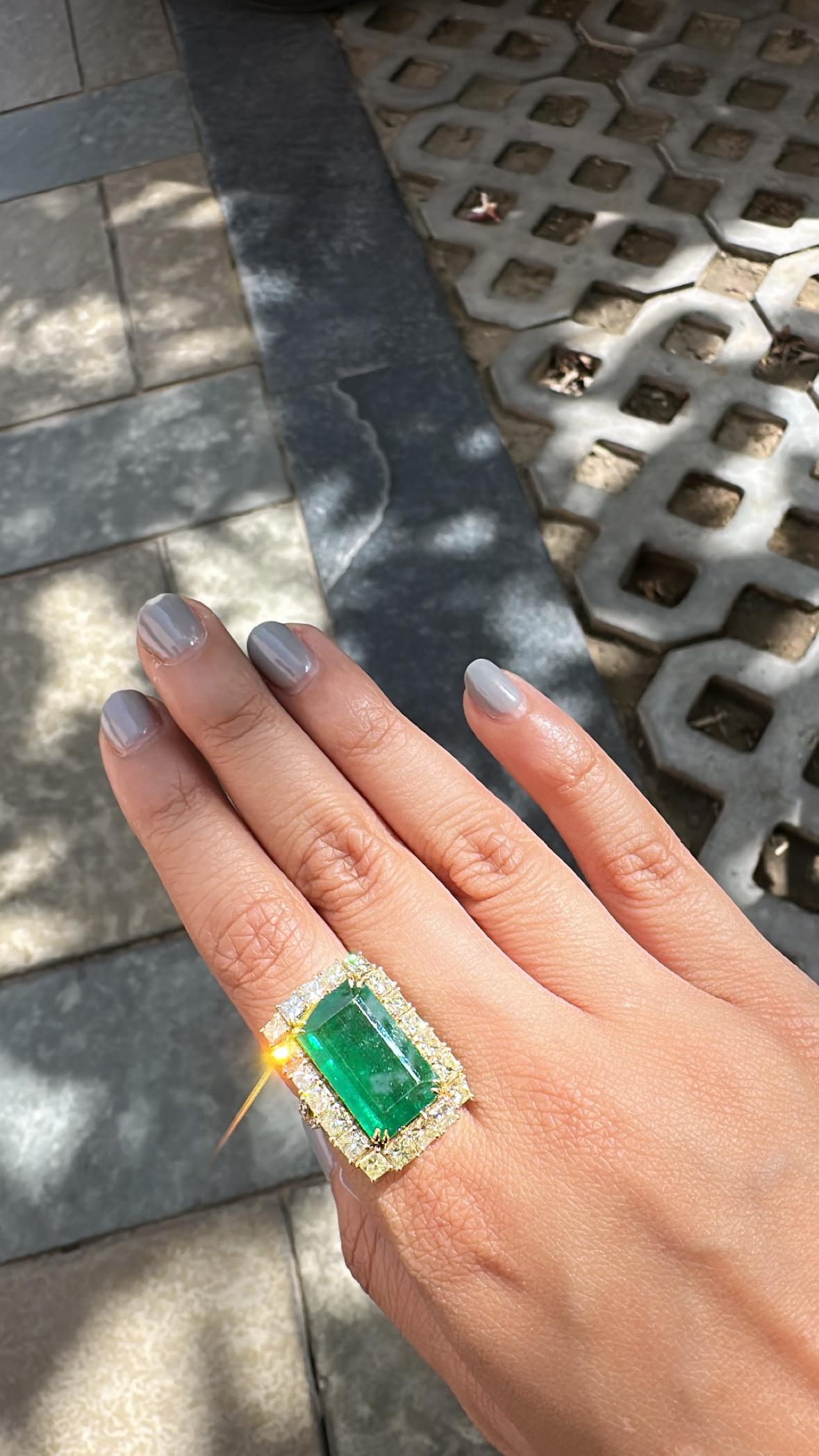 da uomo o donna Set in 18K Gold, 11.08 carats, Zambian Emerald & Yellow Diamonds Cocktail Ring in vendita