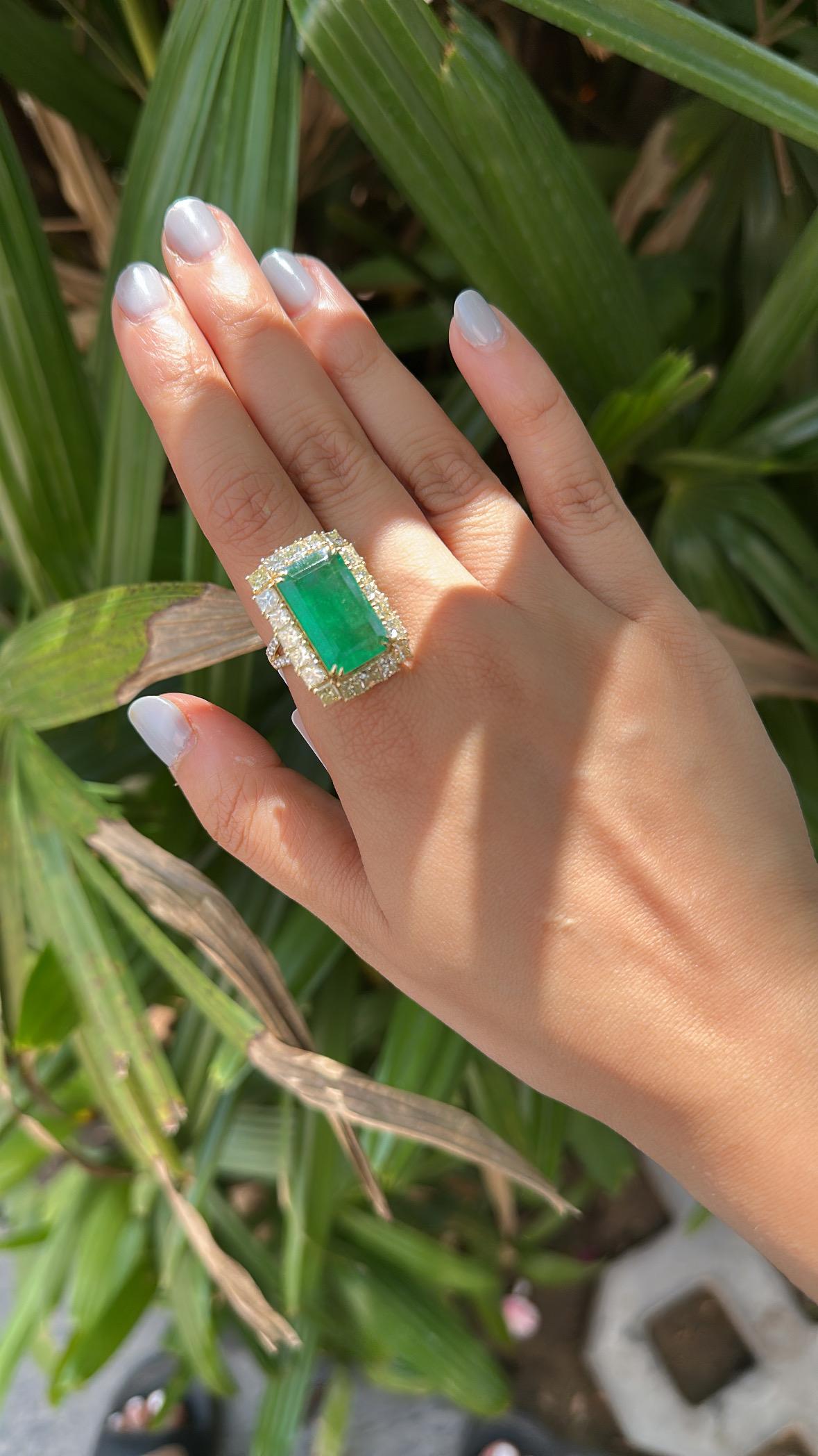 Set in 18K Gold, 11.08 carats, Zambian Emerald & Yellow Diamonds Cocktail Ring in vendita 1