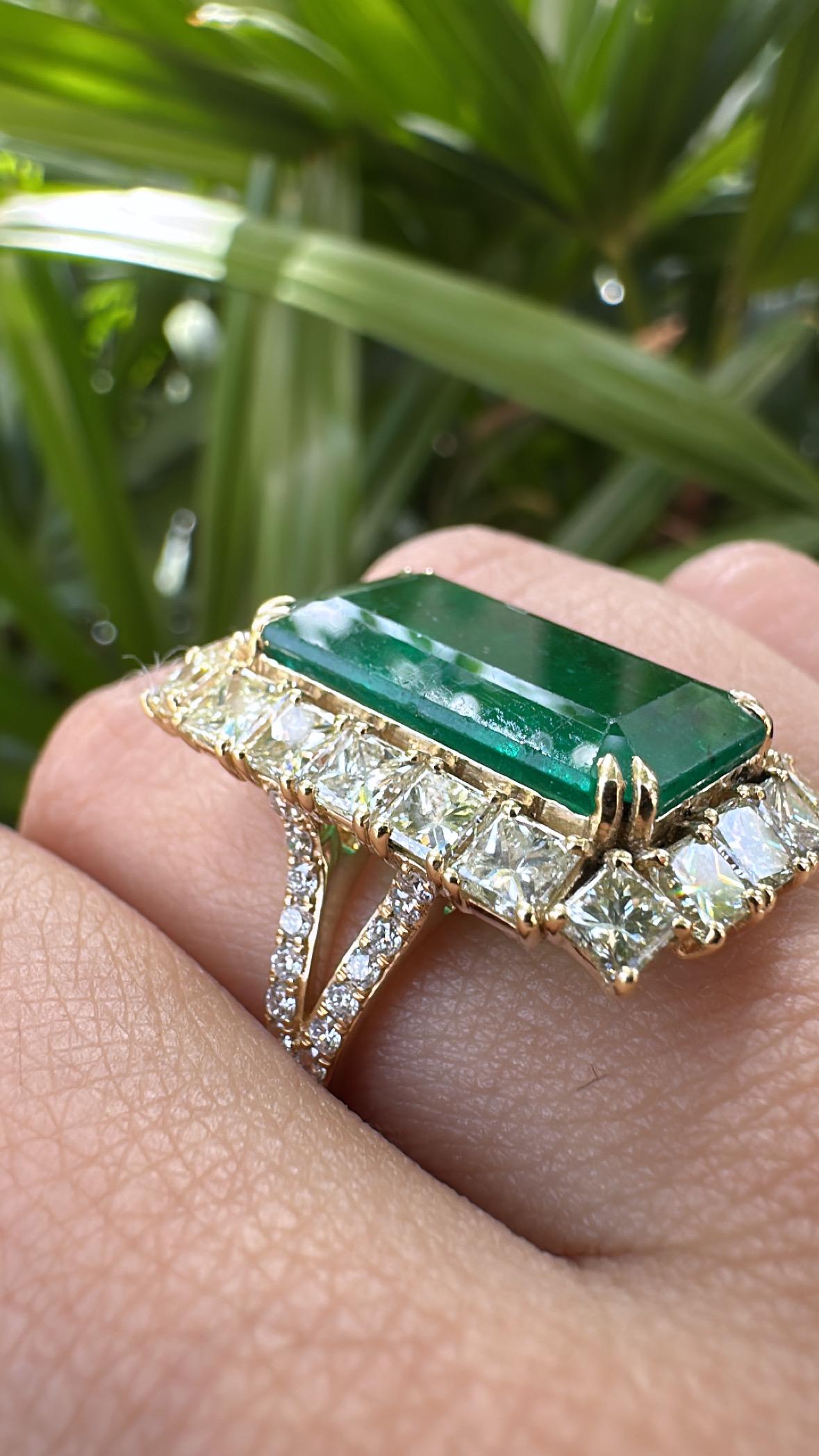 Set in 18K Gold, 11.08 carats, Zambian Emerald & Yellow Diamonds Cocktail Ring in vendita 2